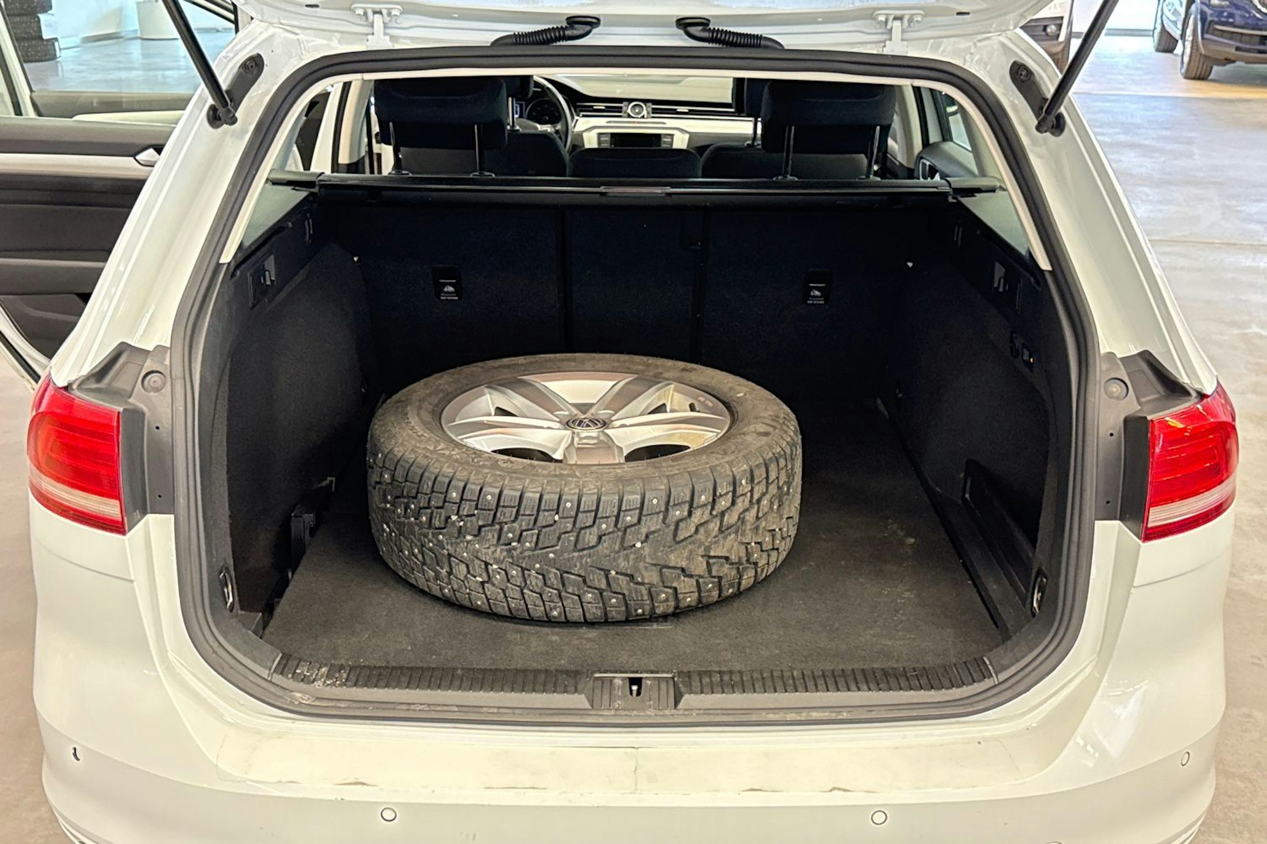 Valkoinen Volkswagen PASSAT 2015 kuva 14.