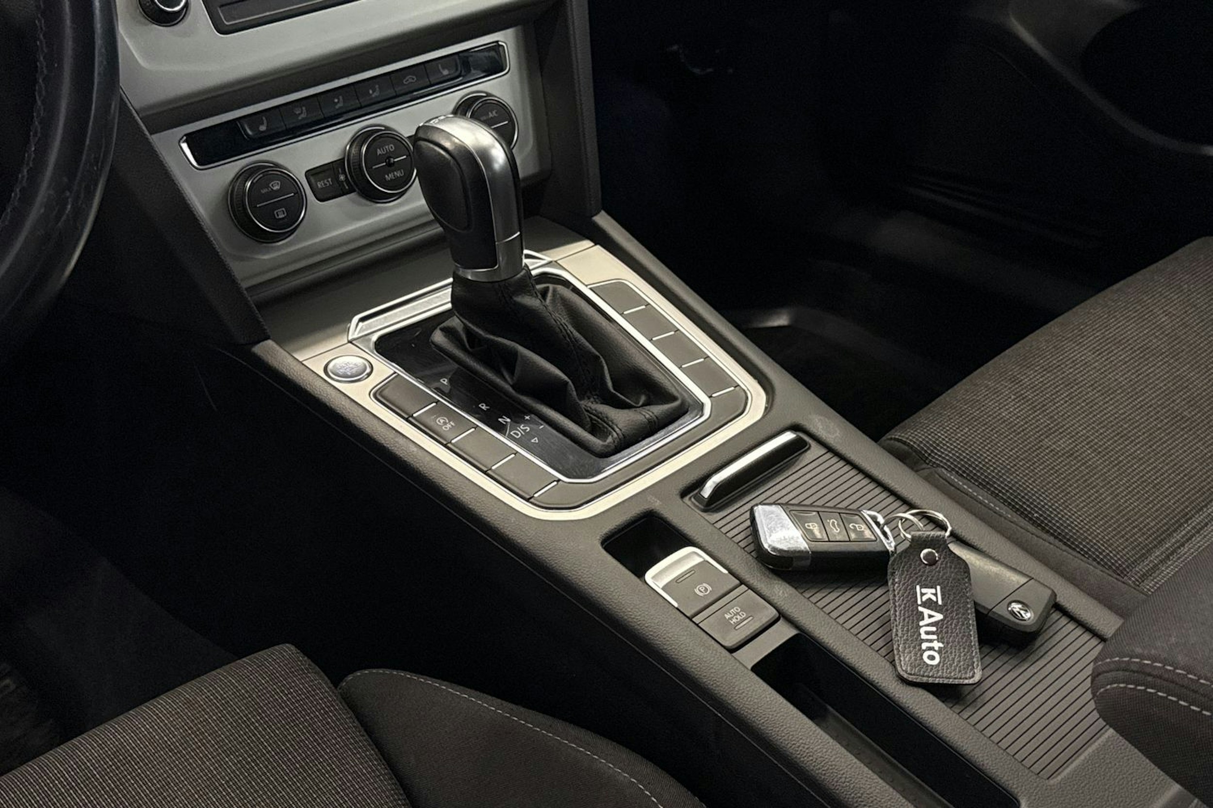 Valkoinen Volkswagen PASSAT 2015 kuva 18.