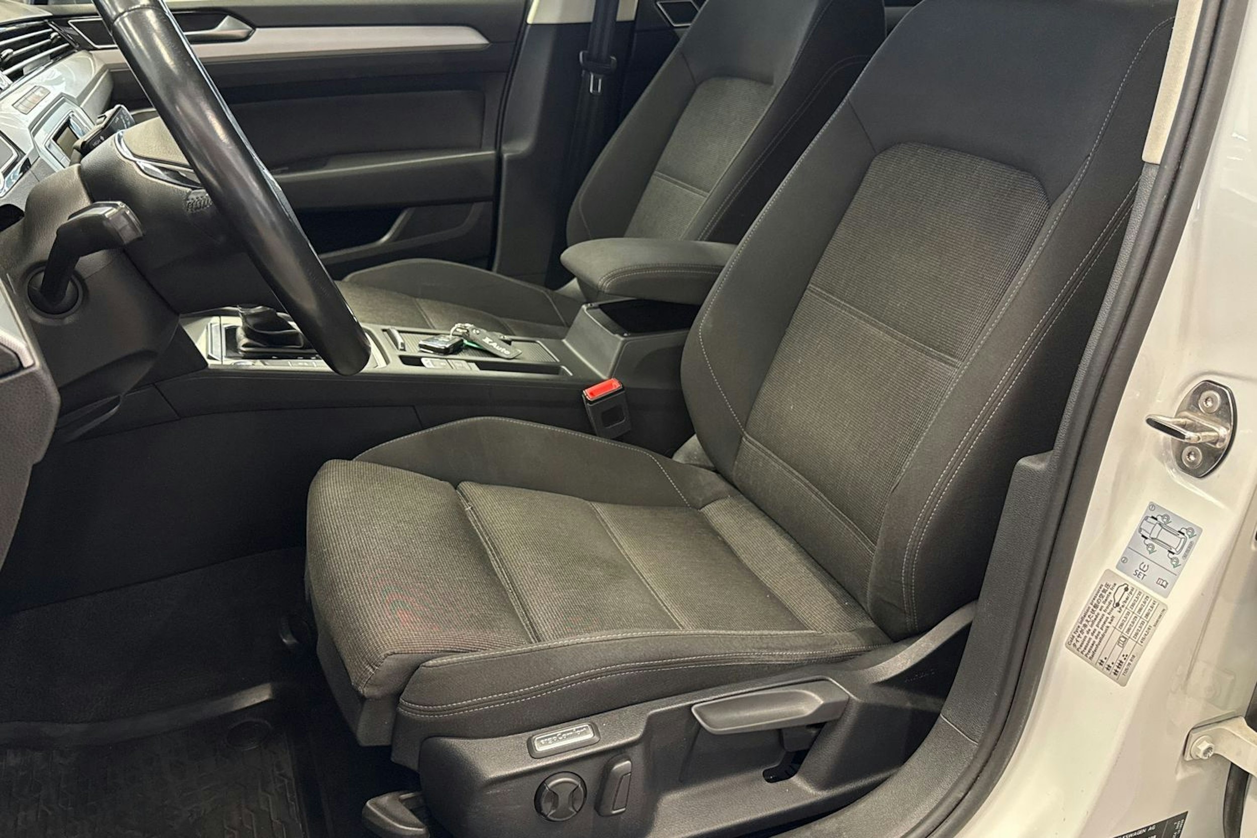 Valkoinen Volkswagen PASSAT 2015 kuva 20.