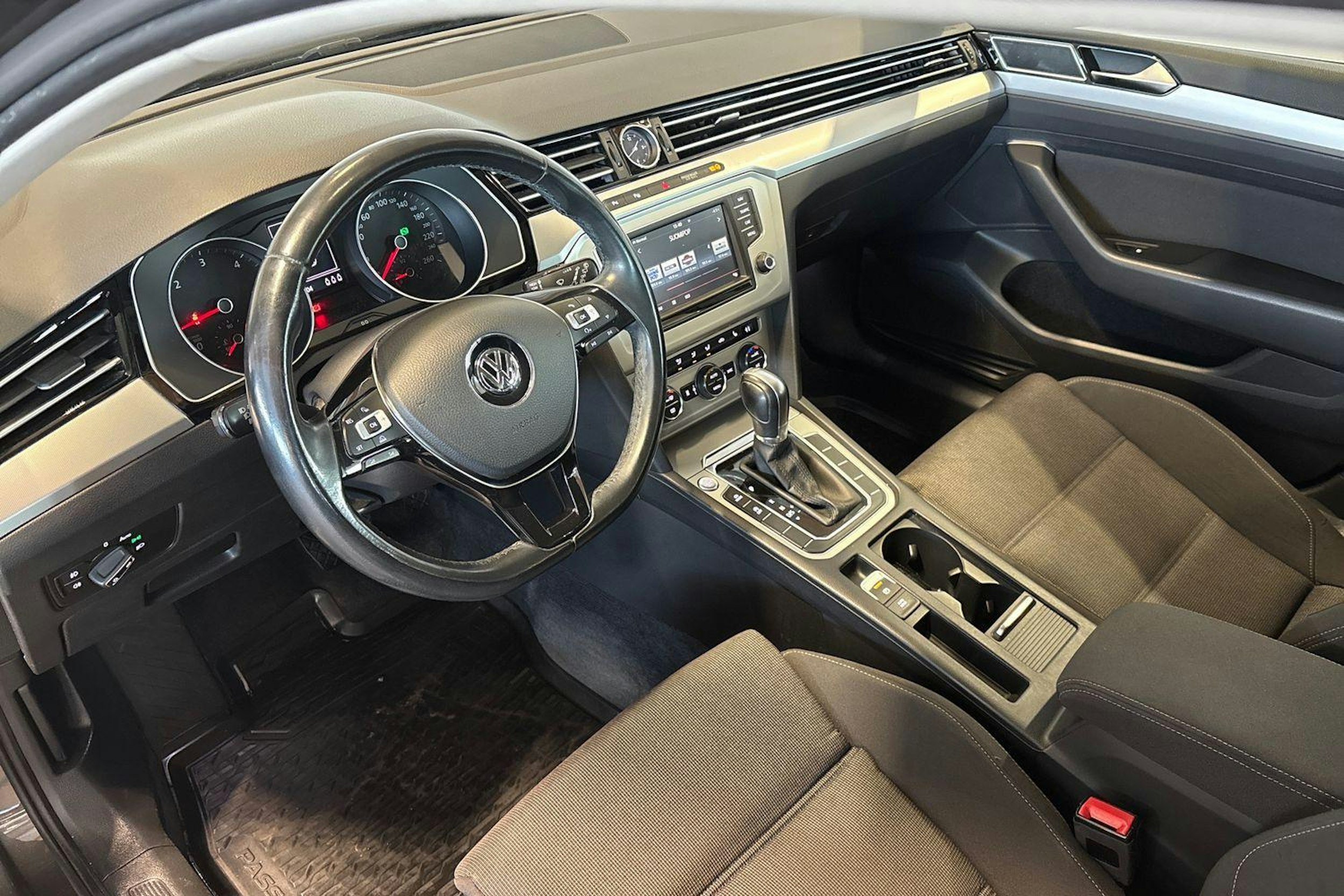 ruskea (beige) Volkswagen Passat 2015 kuva 7.