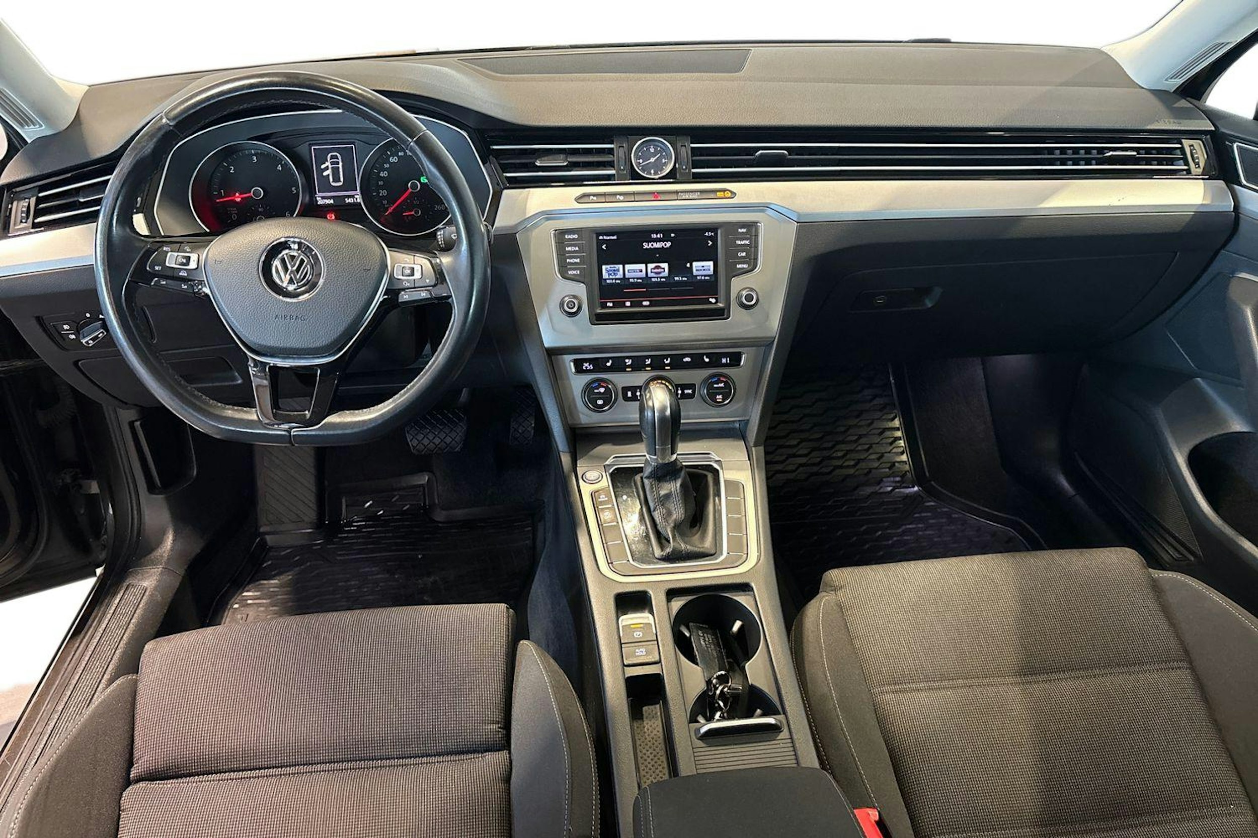ruskea (beige) Volkswagen Passat 2015 kuva 9.