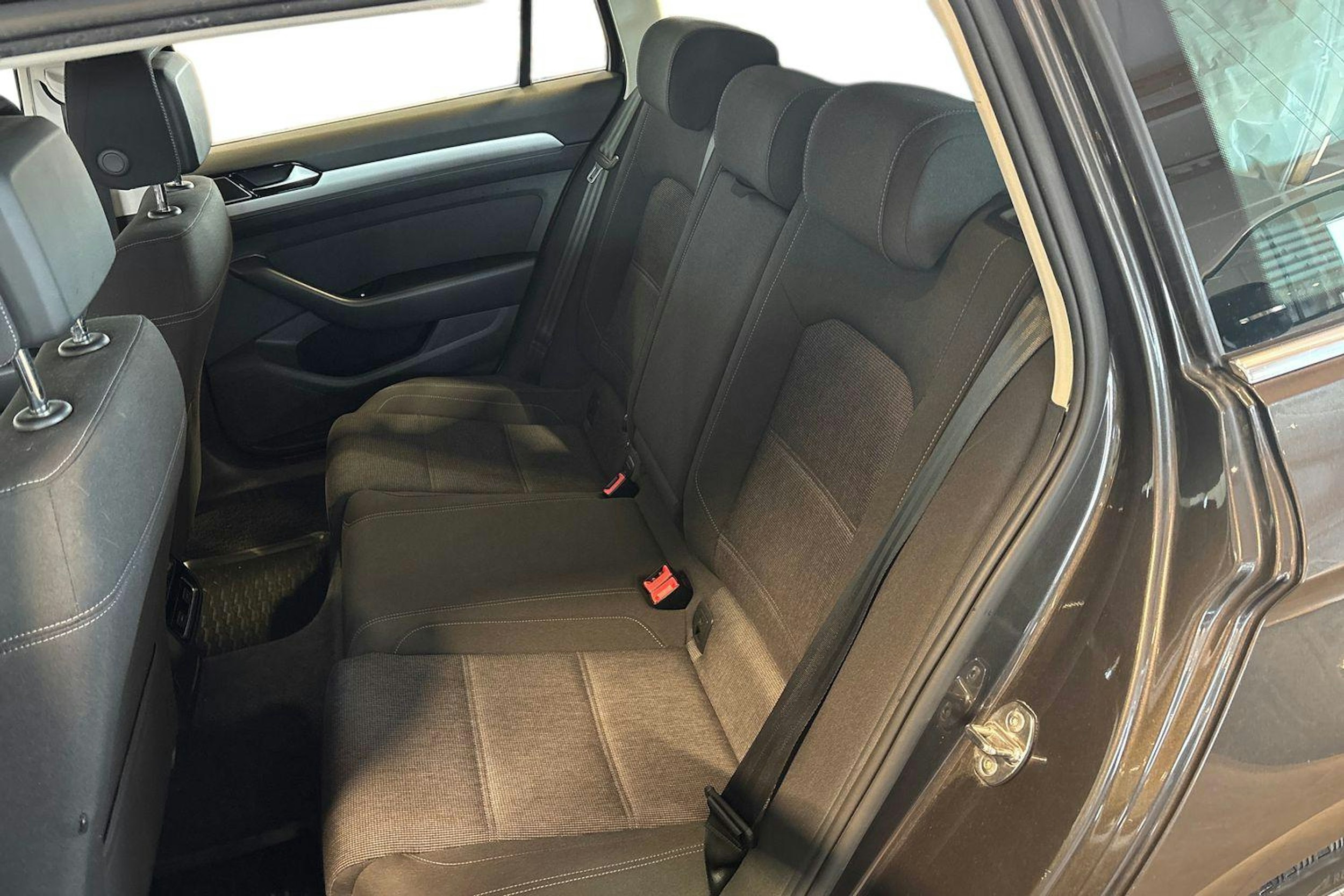 ruskea (beige) Volkswagen Passat 2015 kuva 10.