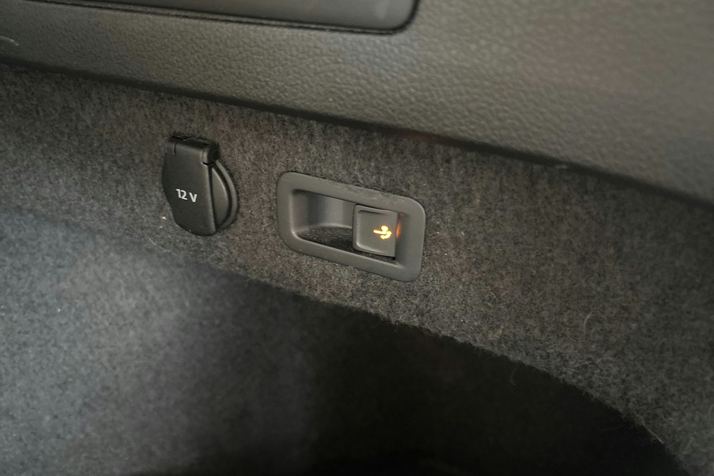 ruskea (beige) Volkswagen Passat 2015 kuva 17.