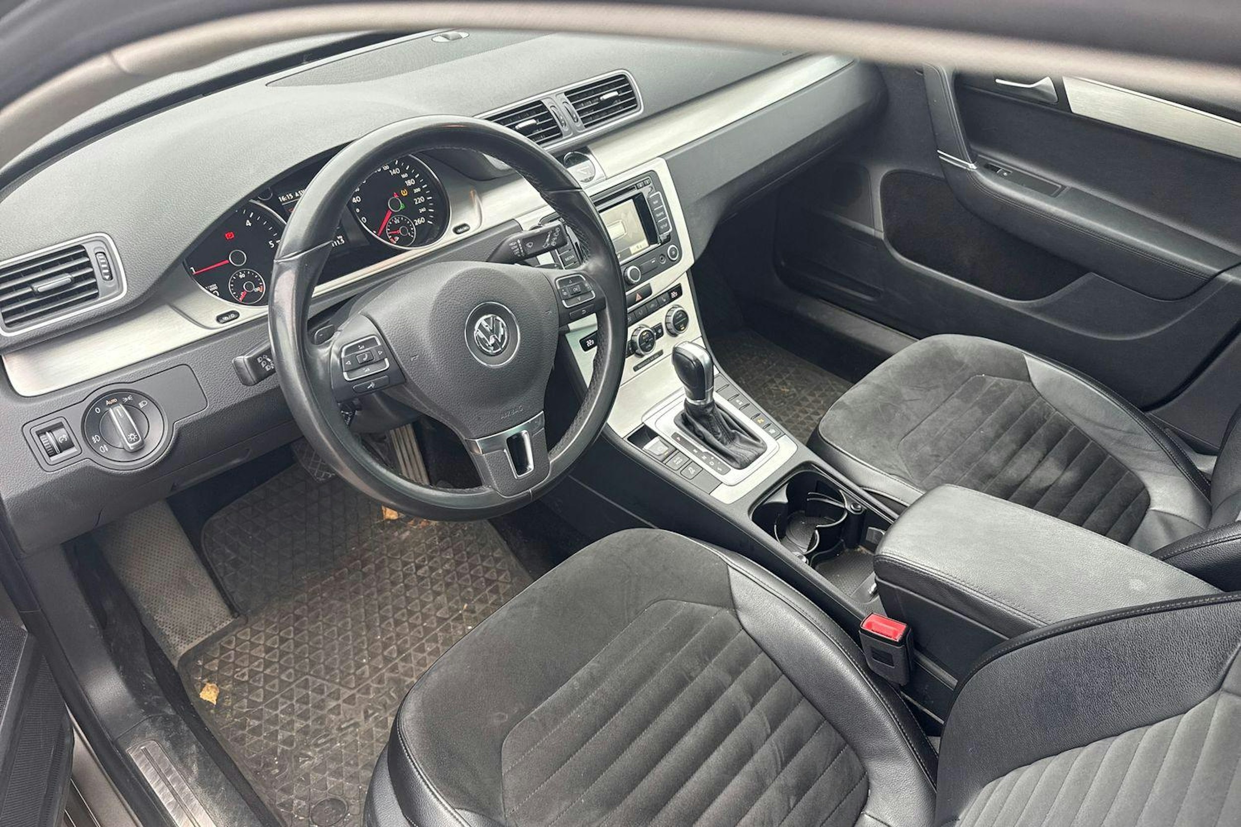 Ruskea (beige) Volkswagen PASSAT 2015 kuva 3.
