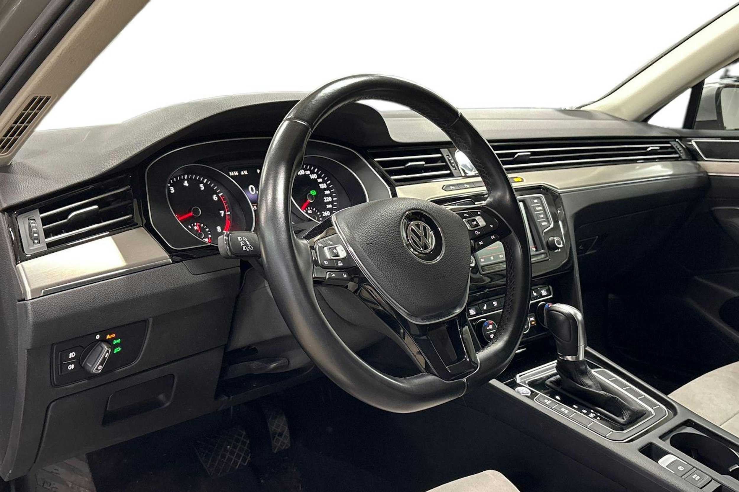 harmaa Volkswagen Passat 2015 kuva 3.