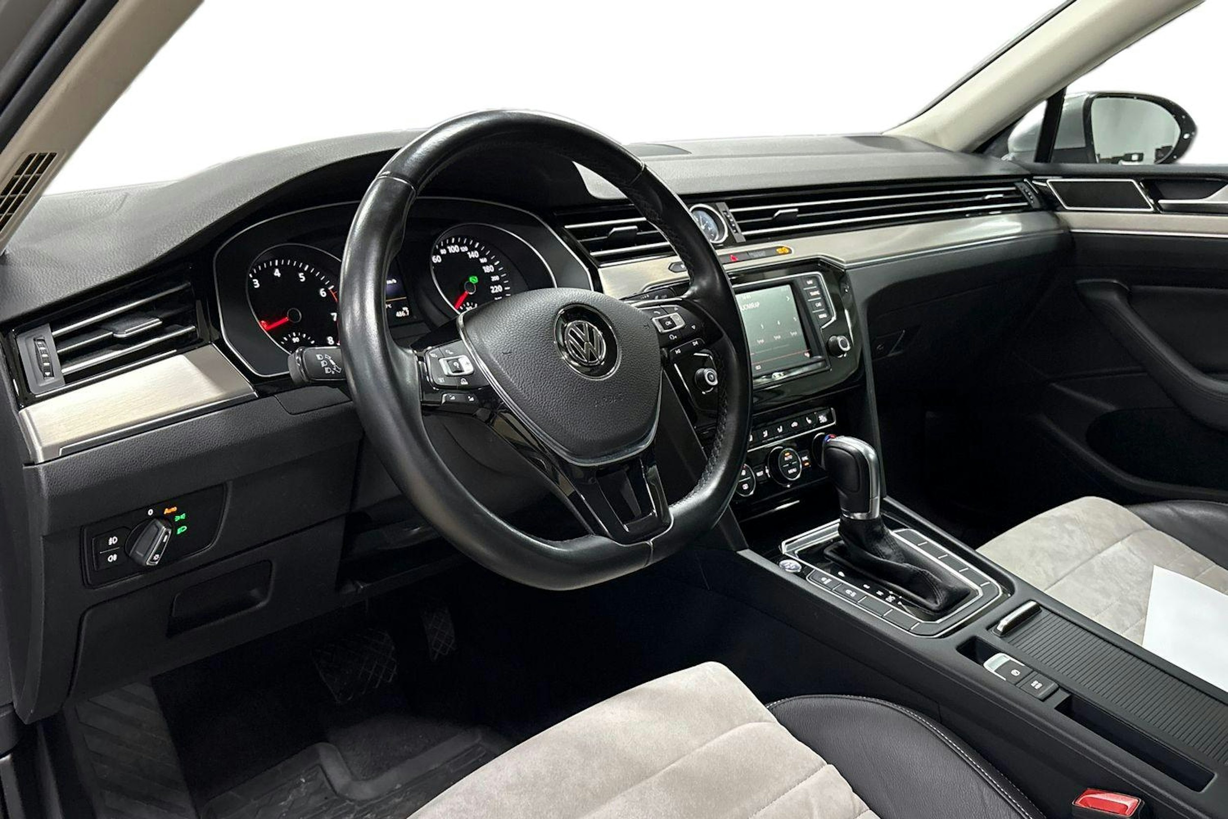 harmaa Volkswagen Passat 2016 kuva 6.