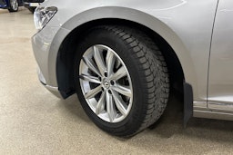 harmaa Volkswagen Passat 2016 kuva 10.