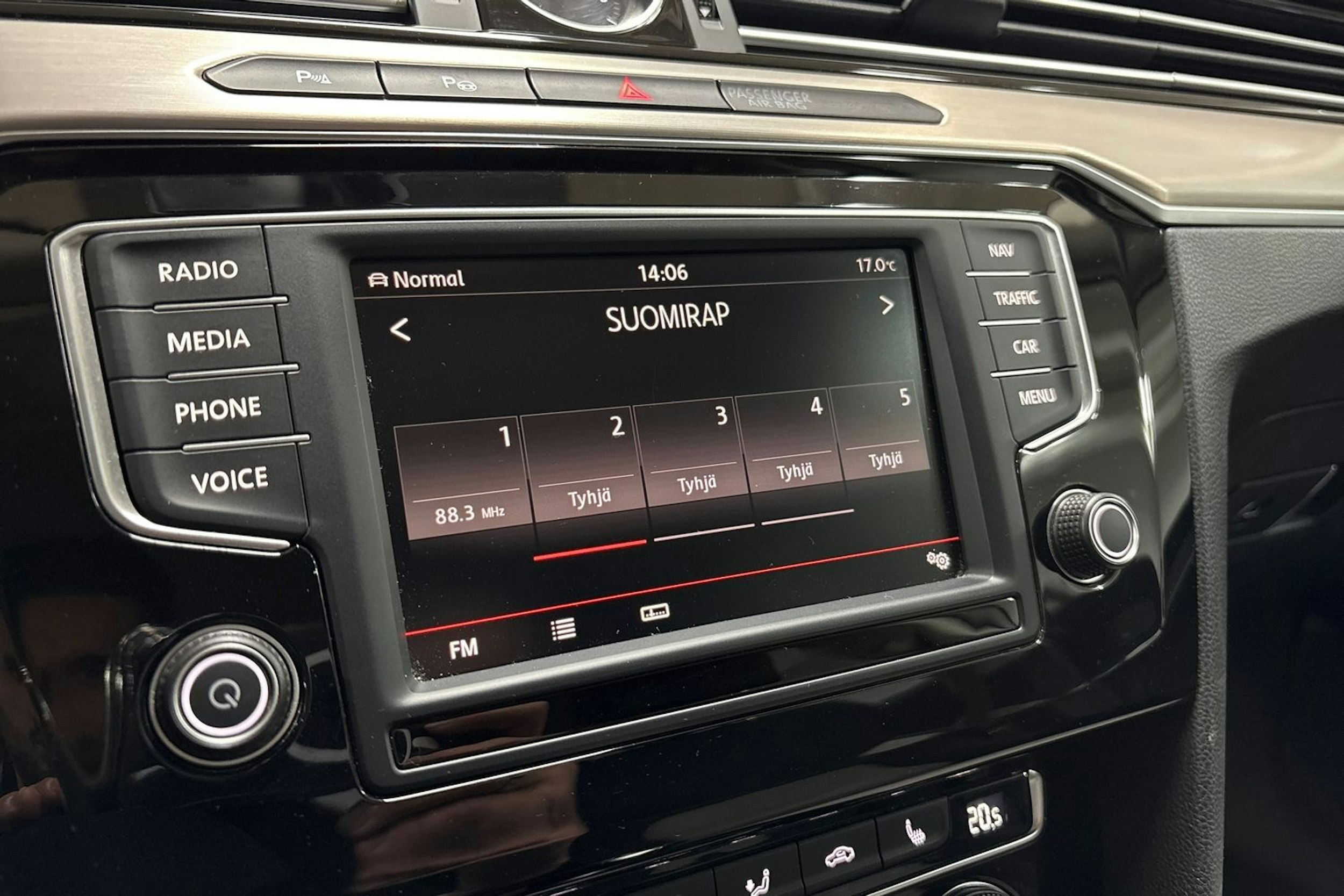 harmaa Volkswagen Passat 2016 kuva 15.