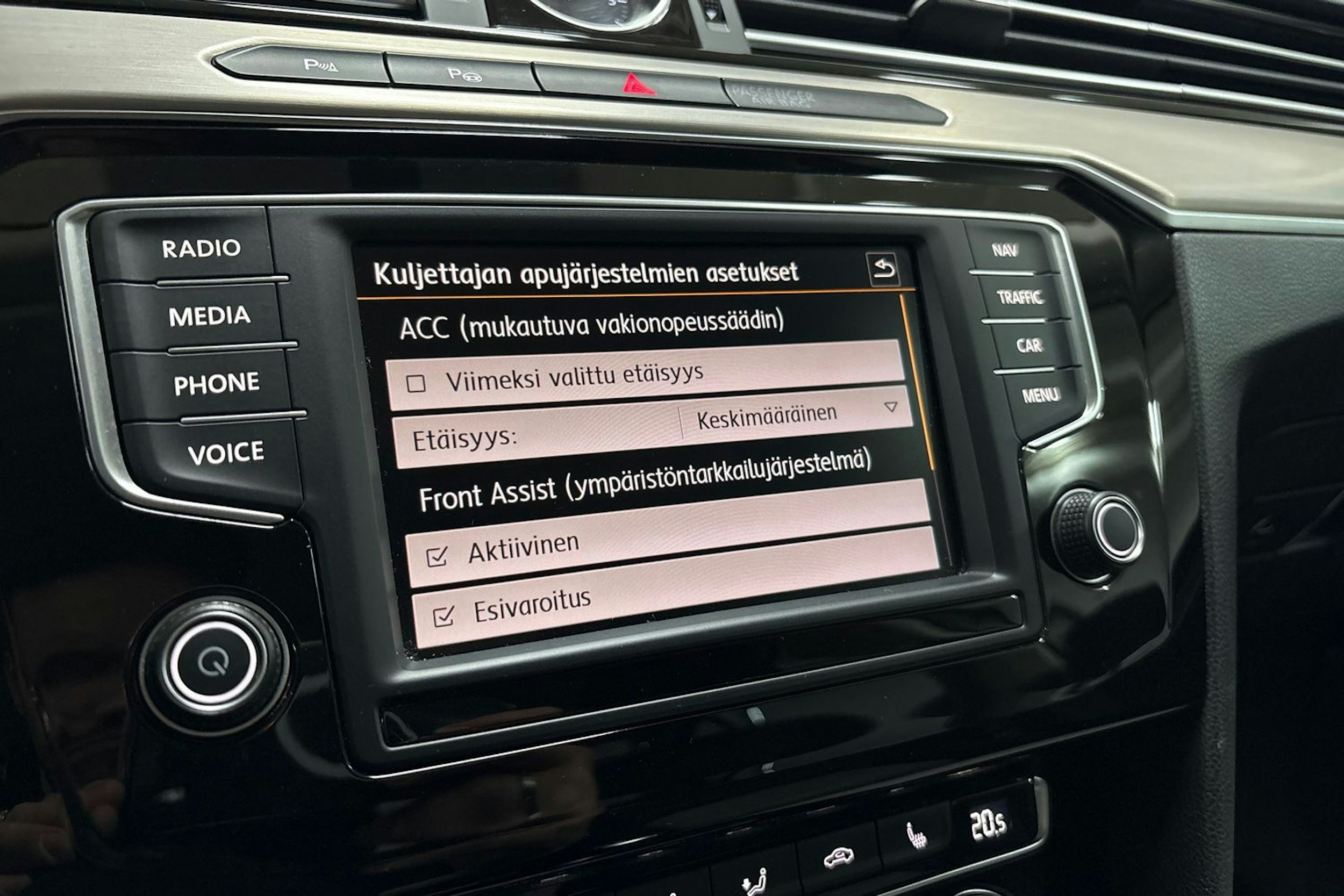 harmaa Volkswagen Passat 2016 kuva 20.