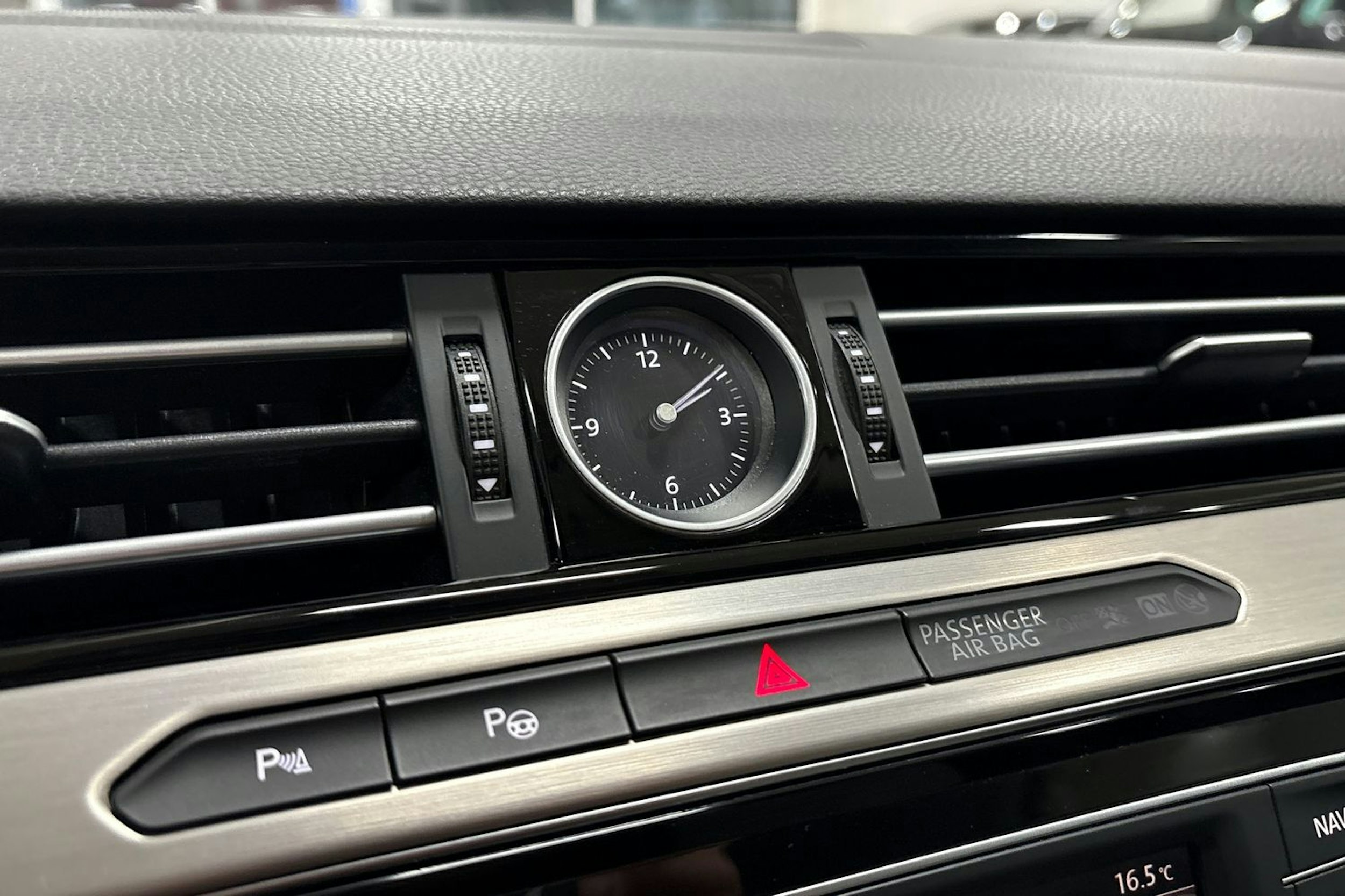 harmaa Volkswagen Passat 2016 kuva 22.