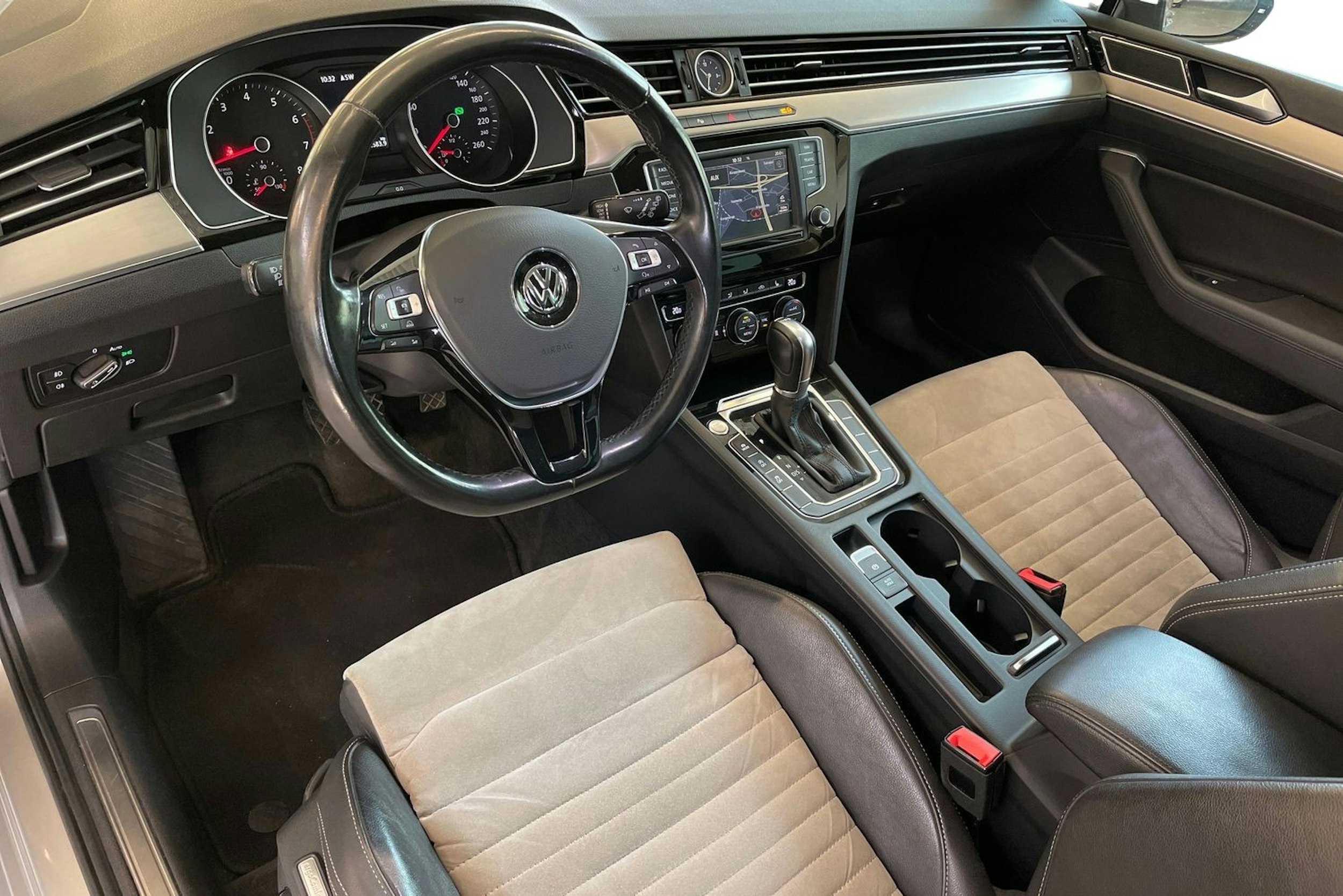 harmaa Volkswagen Passat 2015 kuva 7.
