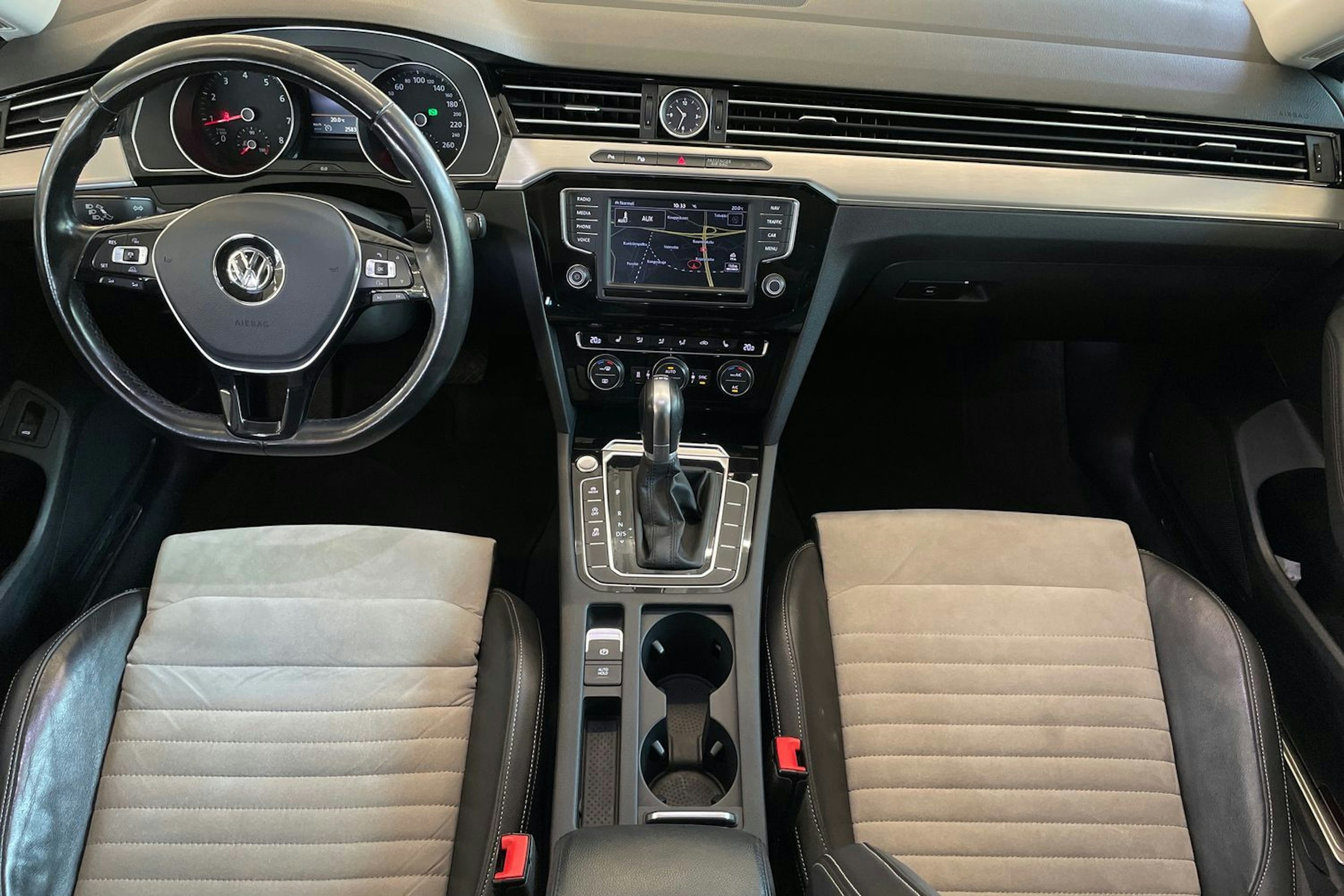 harmaa Volkswagen Passat 2015 kuva 9.