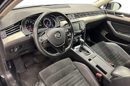 musta Volkswagen Passat 2015 kuva 6.
