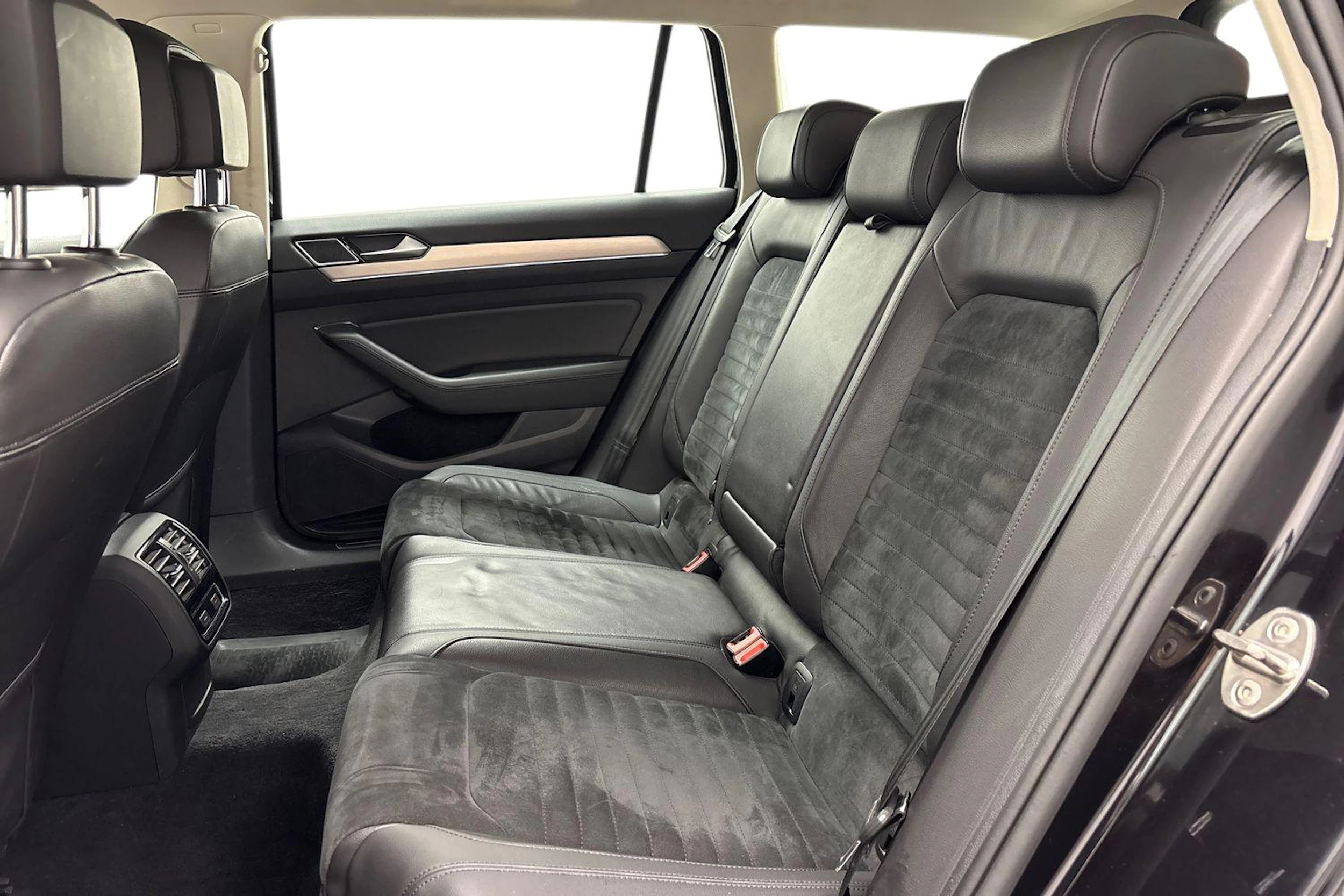 musta Volkswagen Passat 2015 kuva 8.