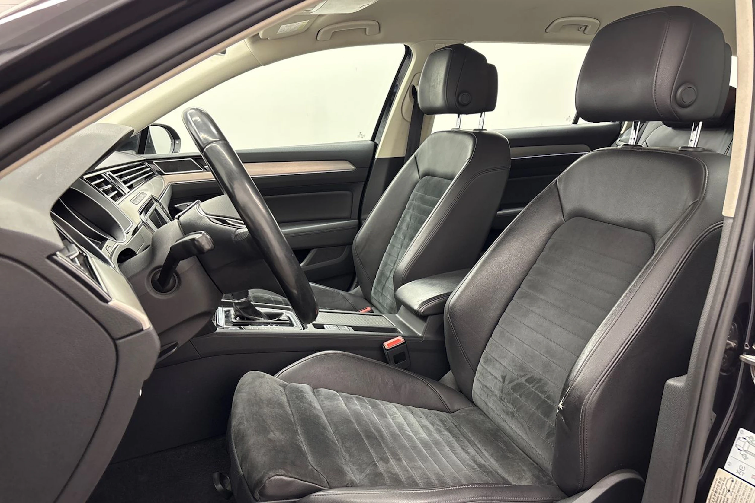 musta Volkswagen Passat 2015 kuva 11.