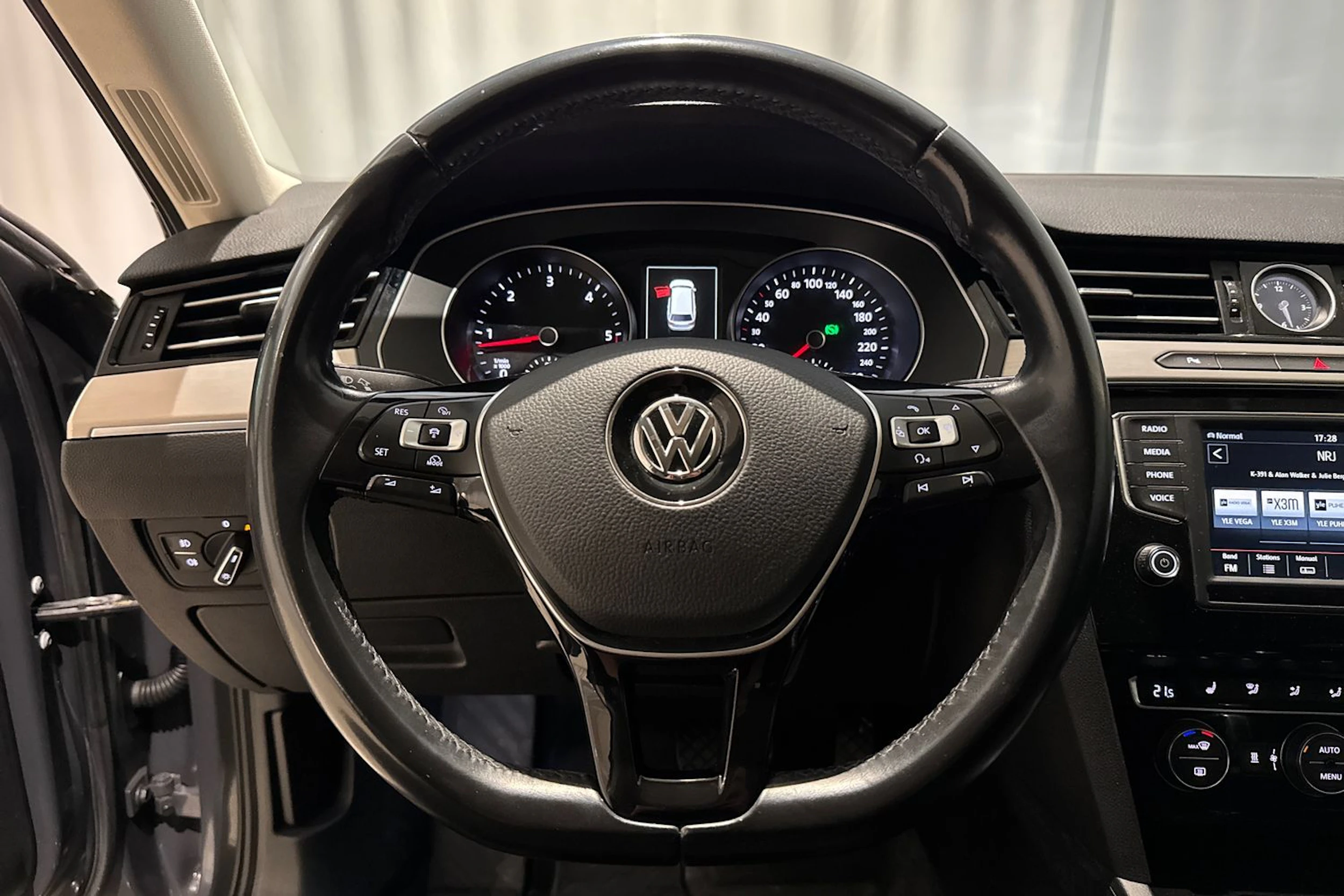 met. harmaa Volkswagen Passat 2015 kuva 15.