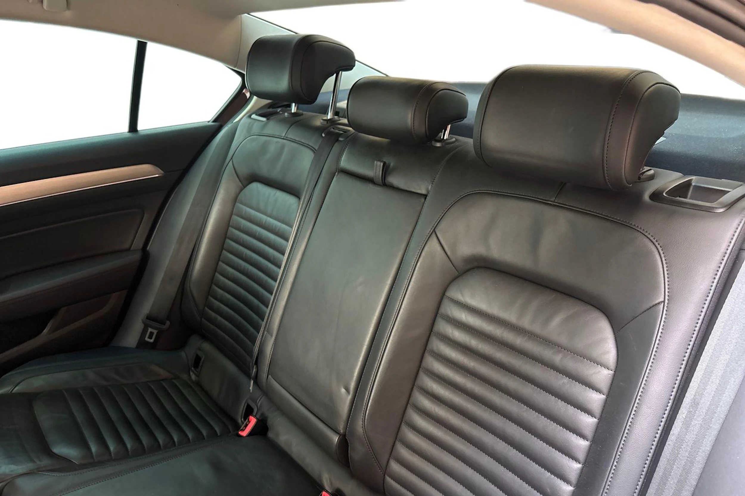 punainen Volkswagen Passat 2015 kuva 8.