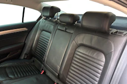 punainen Volkswagen Passat 2015 kuva 8.