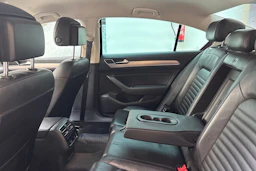 punainen Volkswagen Passat 2015 kuva 14.