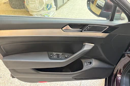punainen Volkswagen Passat 2015 kuva 15.