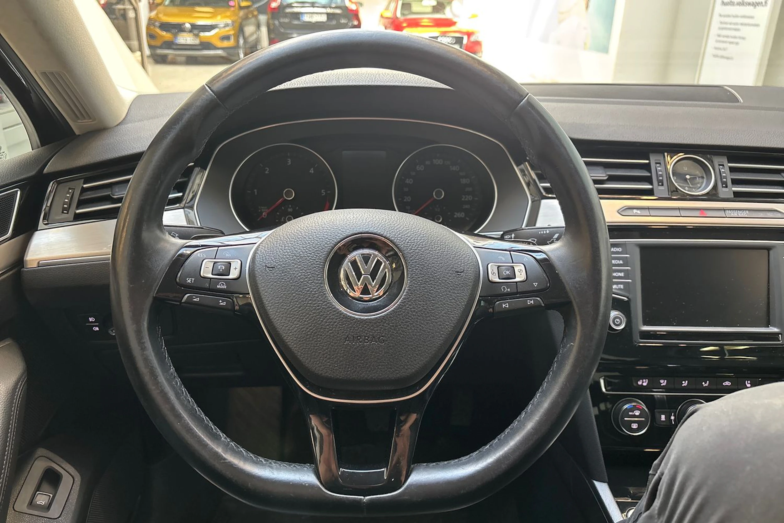 punainen Volkswagen Passat 2015 kuva 18.