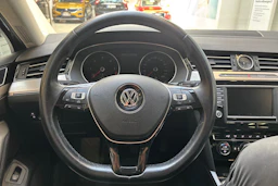 punainen Volkswagen Passat 2015 kuva 18.