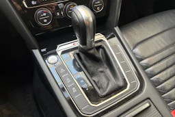 punainen Volkswagen Passat 2015 kuva 20.
