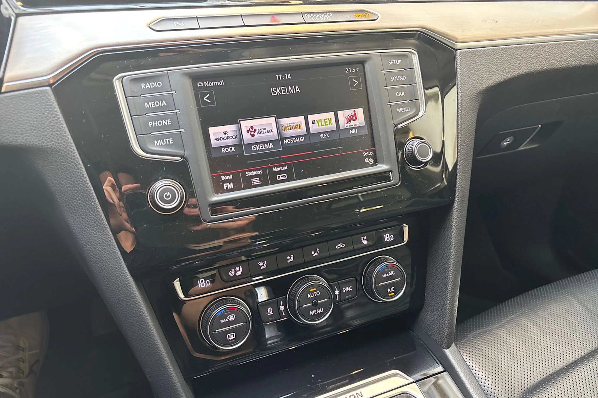 punainen Volkswagen Passat 2015 kuva 21.