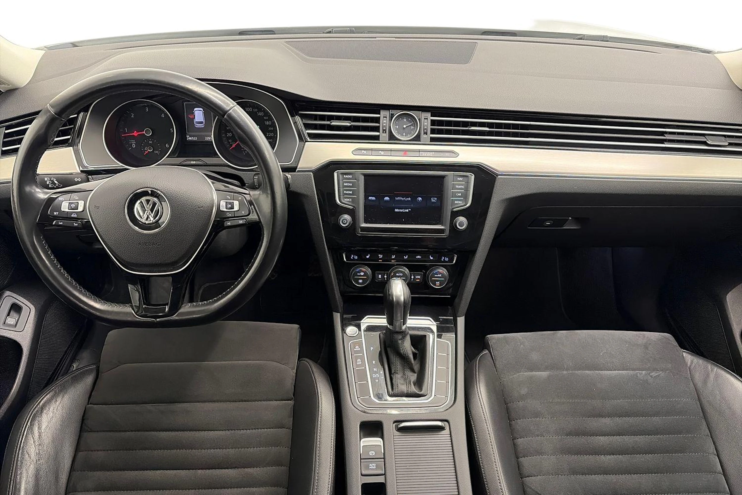 valkoinen Volkswagen Passat 2015 kuva 9.