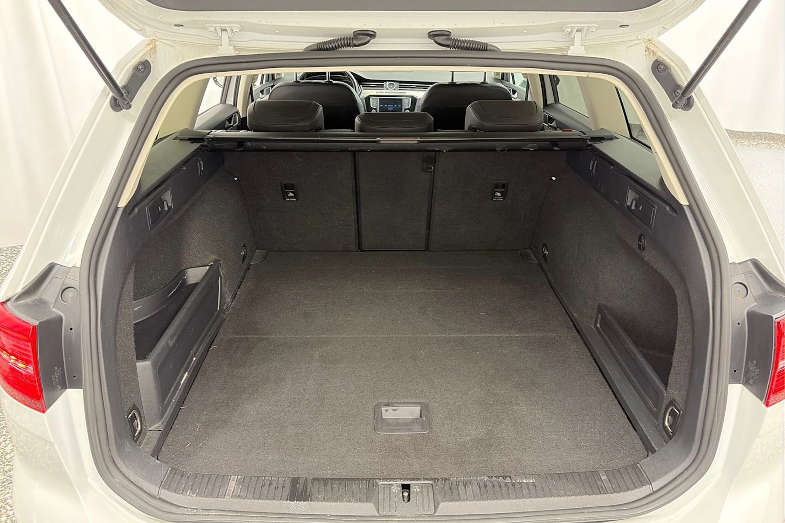 valkoinen Volkswagen Passat 2015 kuva 15.