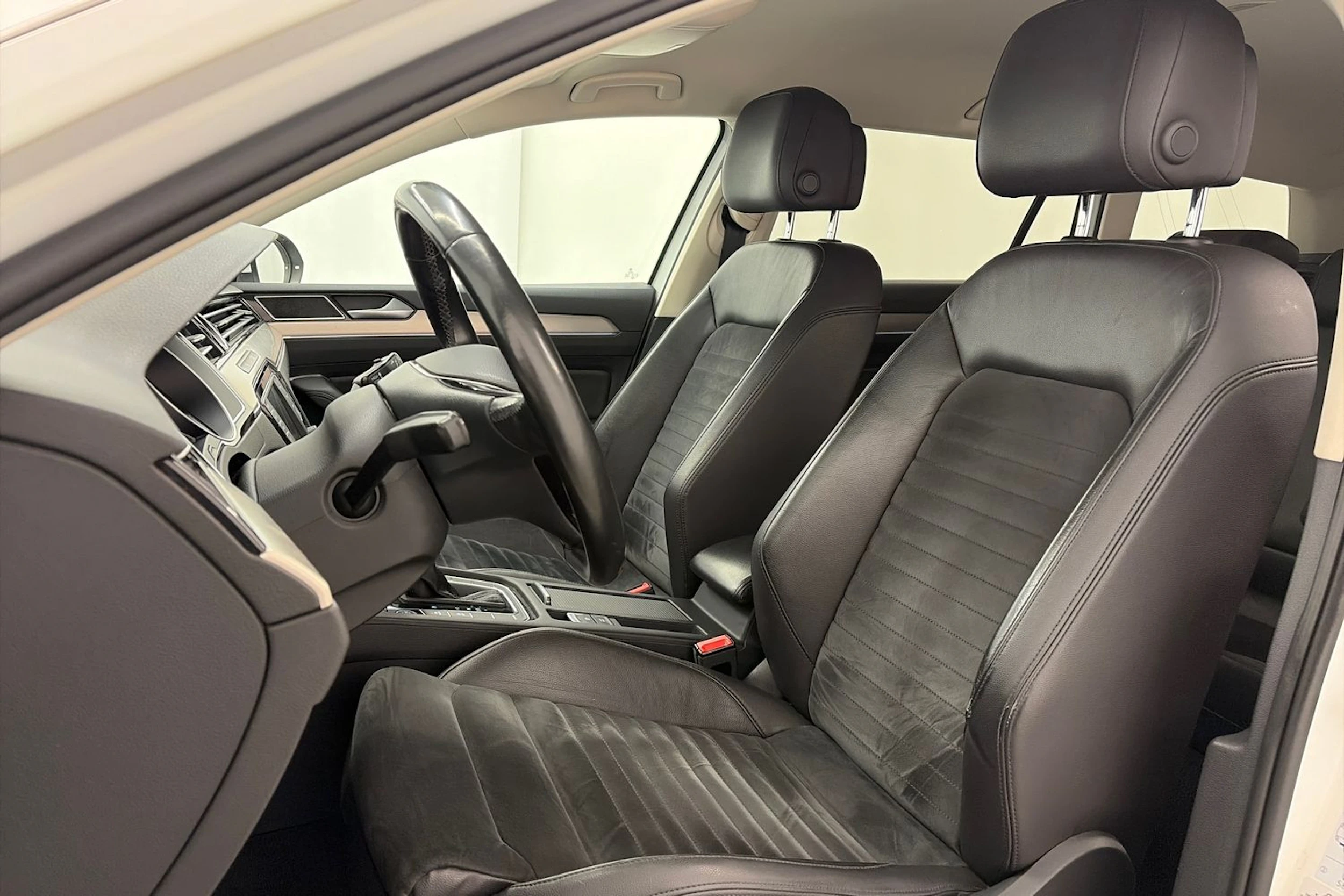 valkoinen Volkswagen Passat 2015 kuva 16.