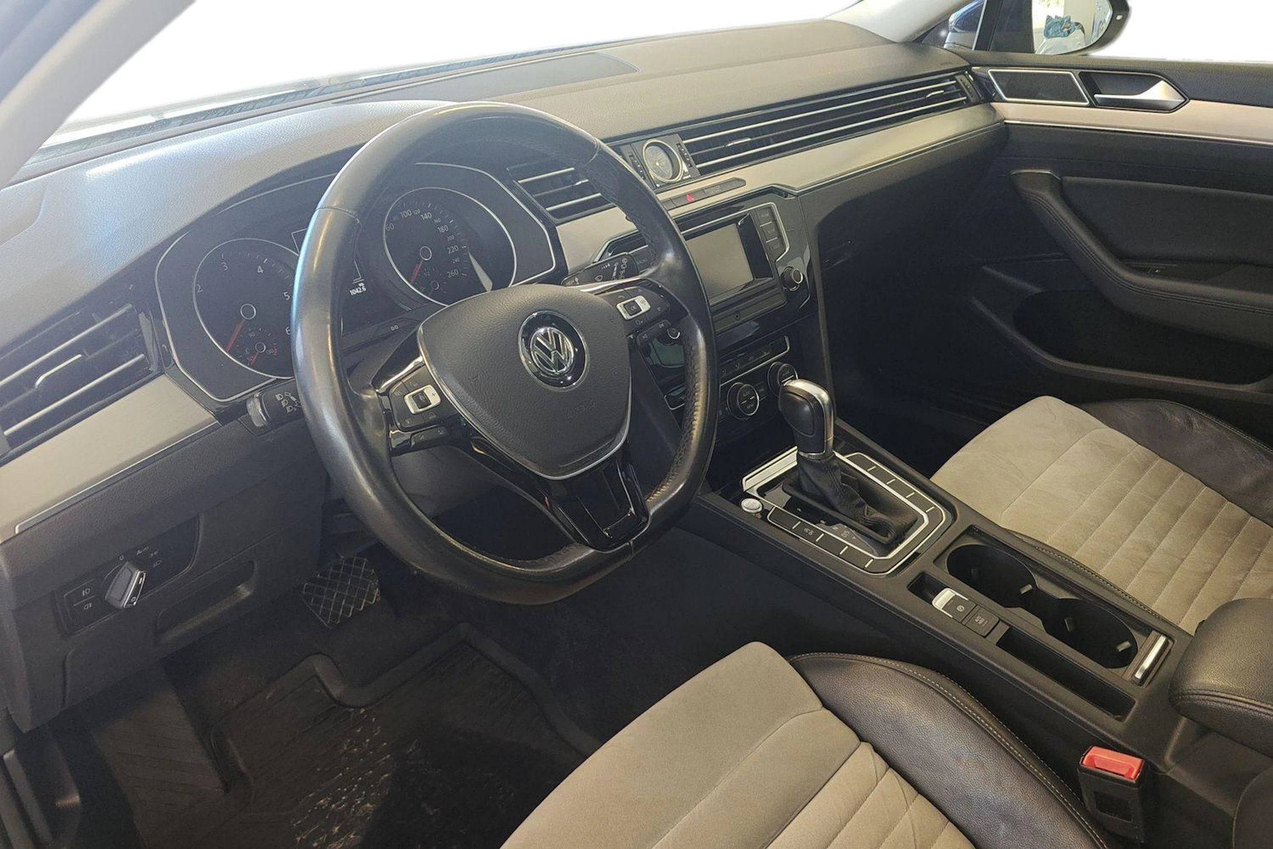 sininen Volkswagen Passat 2015 kuva 8.