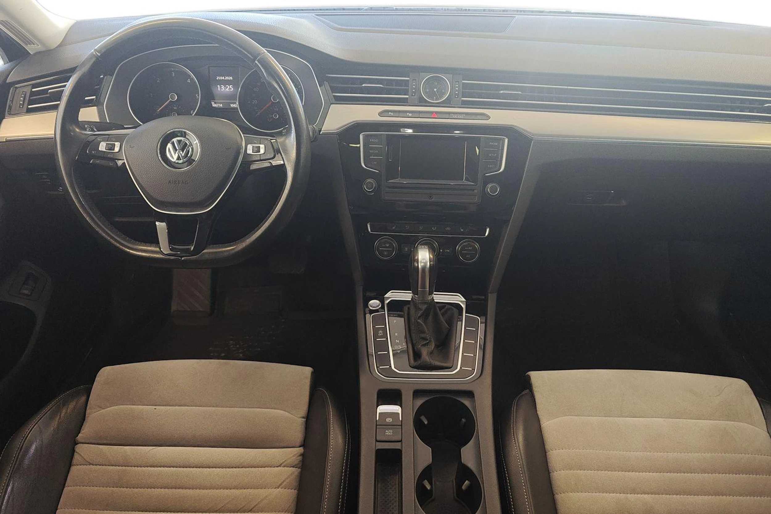 sininen Volkswagen Passat 2015 kuva 9.