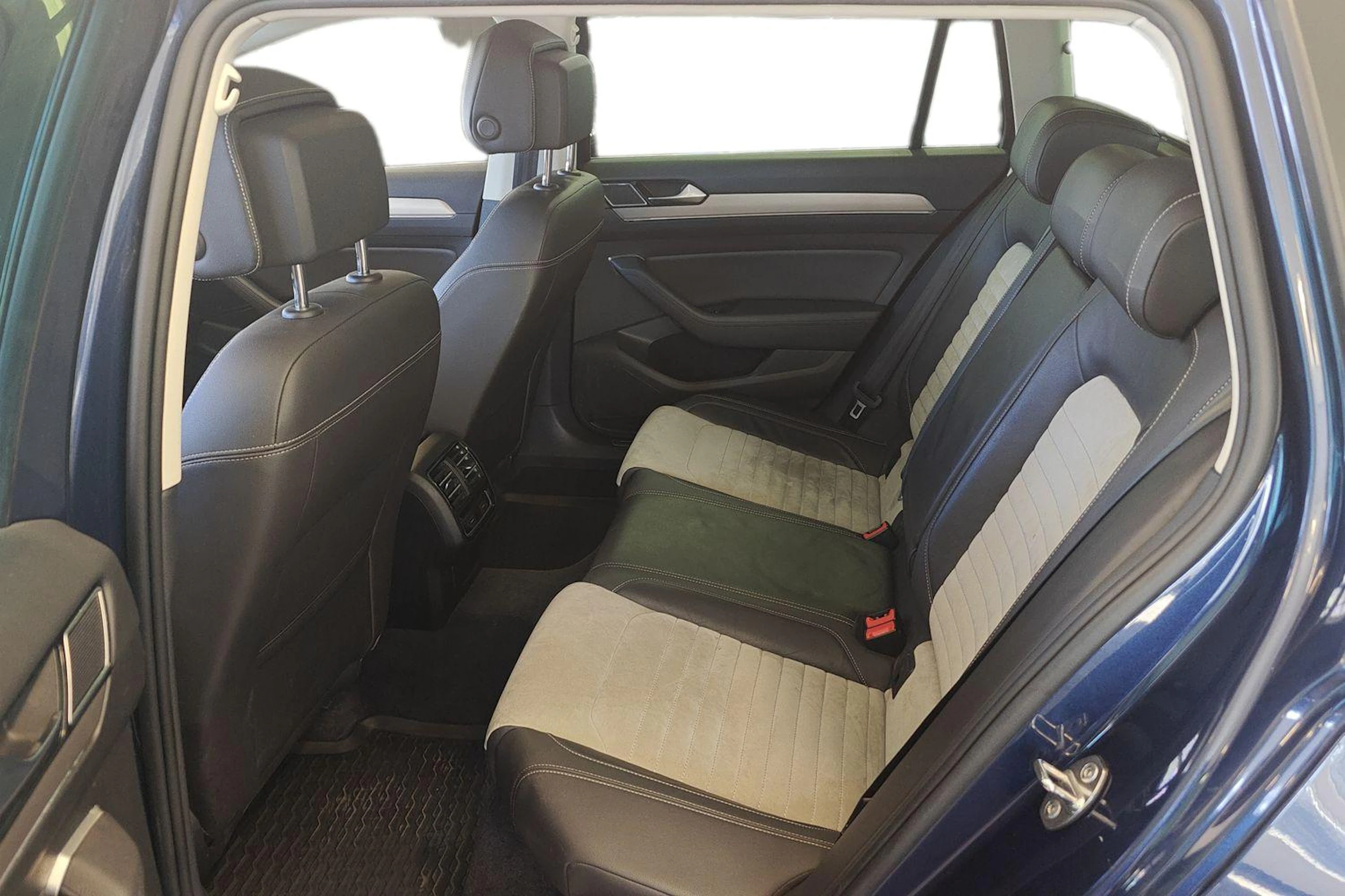 sininen Volkswagen Passat 2015 kuva 11.