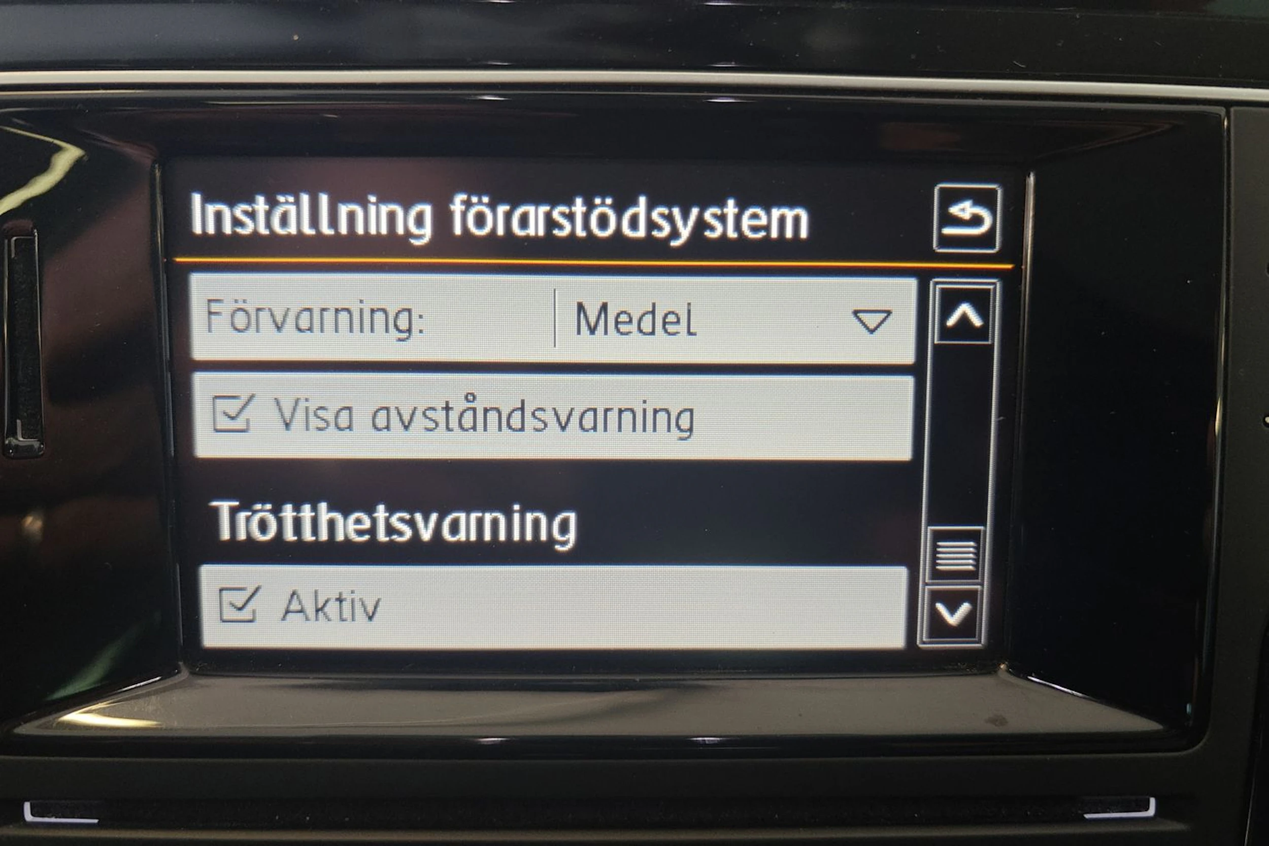 sininen Volkswagen Passat 2015 kuva 22.