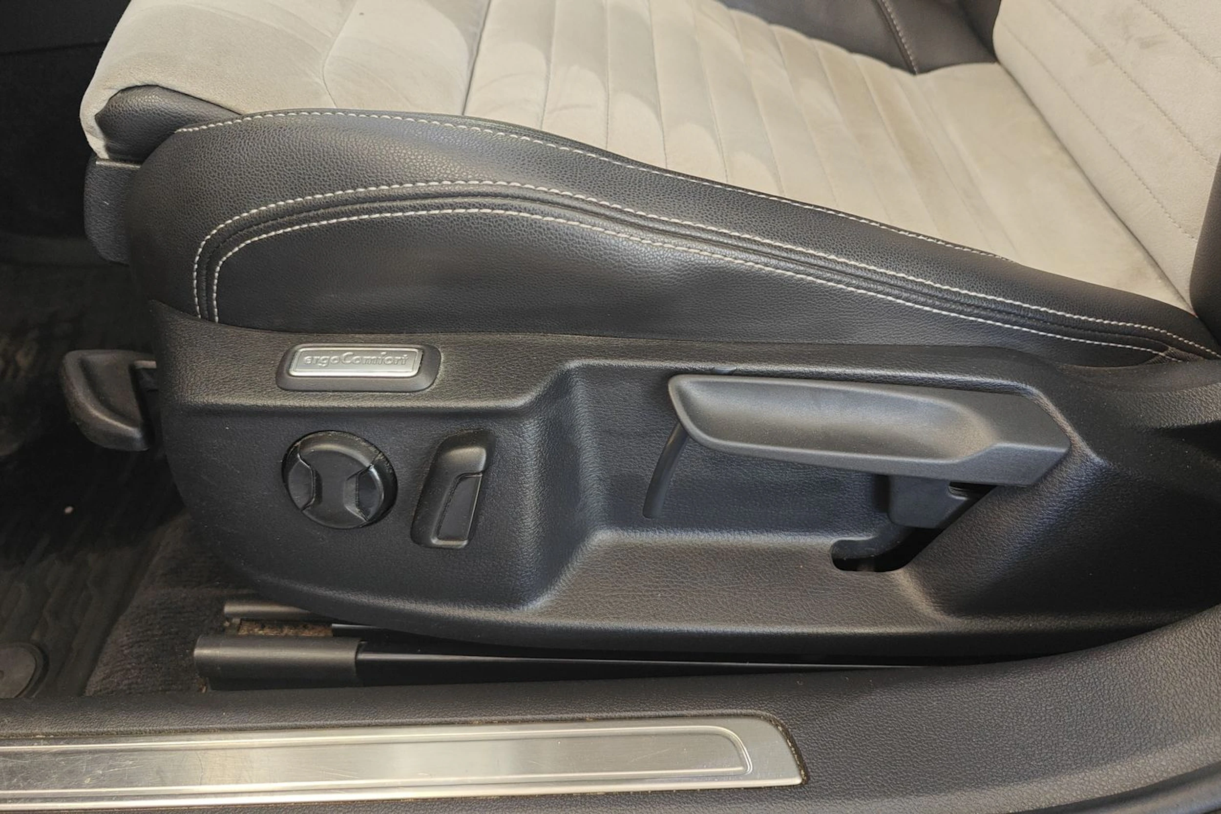 sininen Volkswagen Passat 2015 kuva 24.