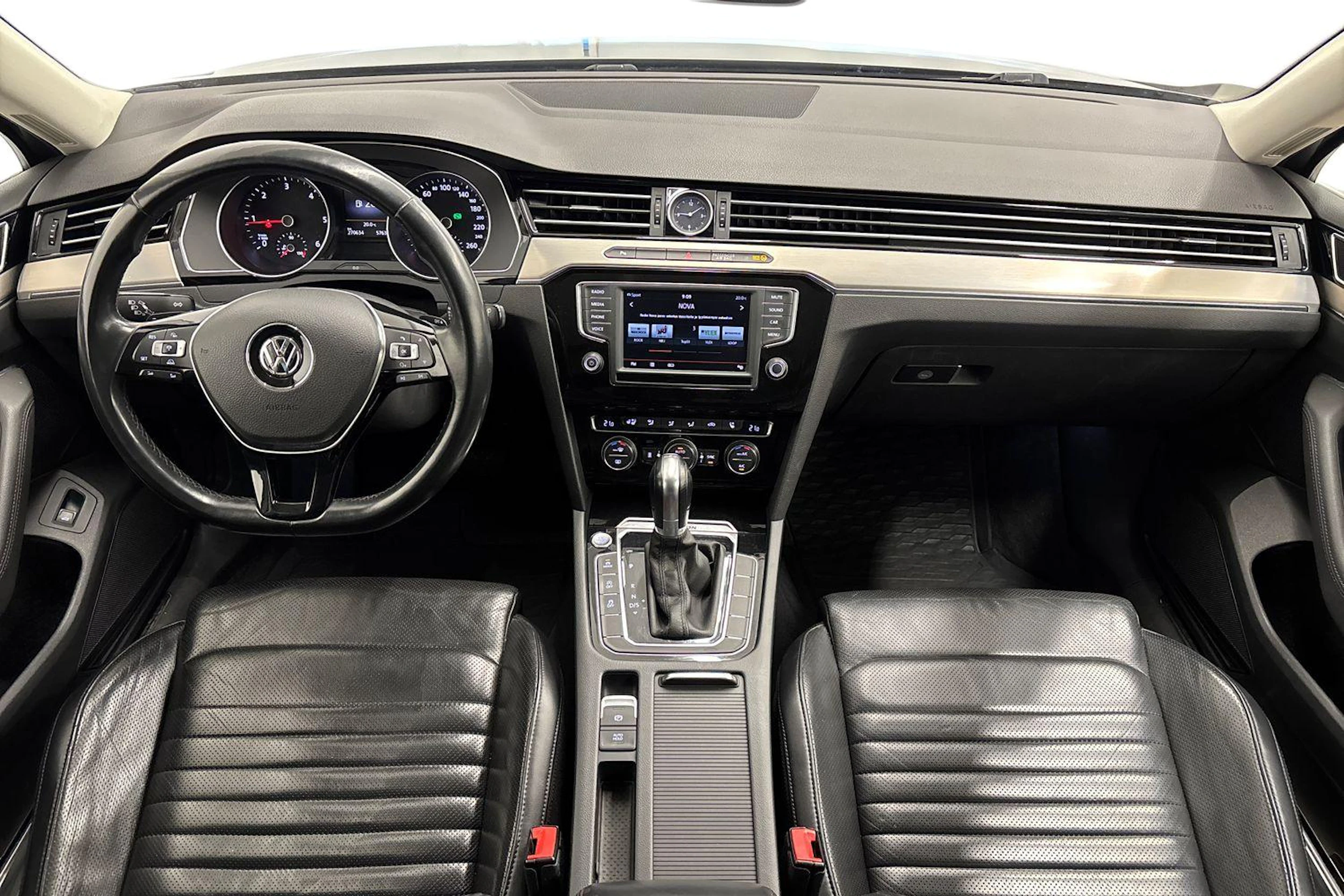 harmaa Volkswagen Passat 2015 kuva 9.