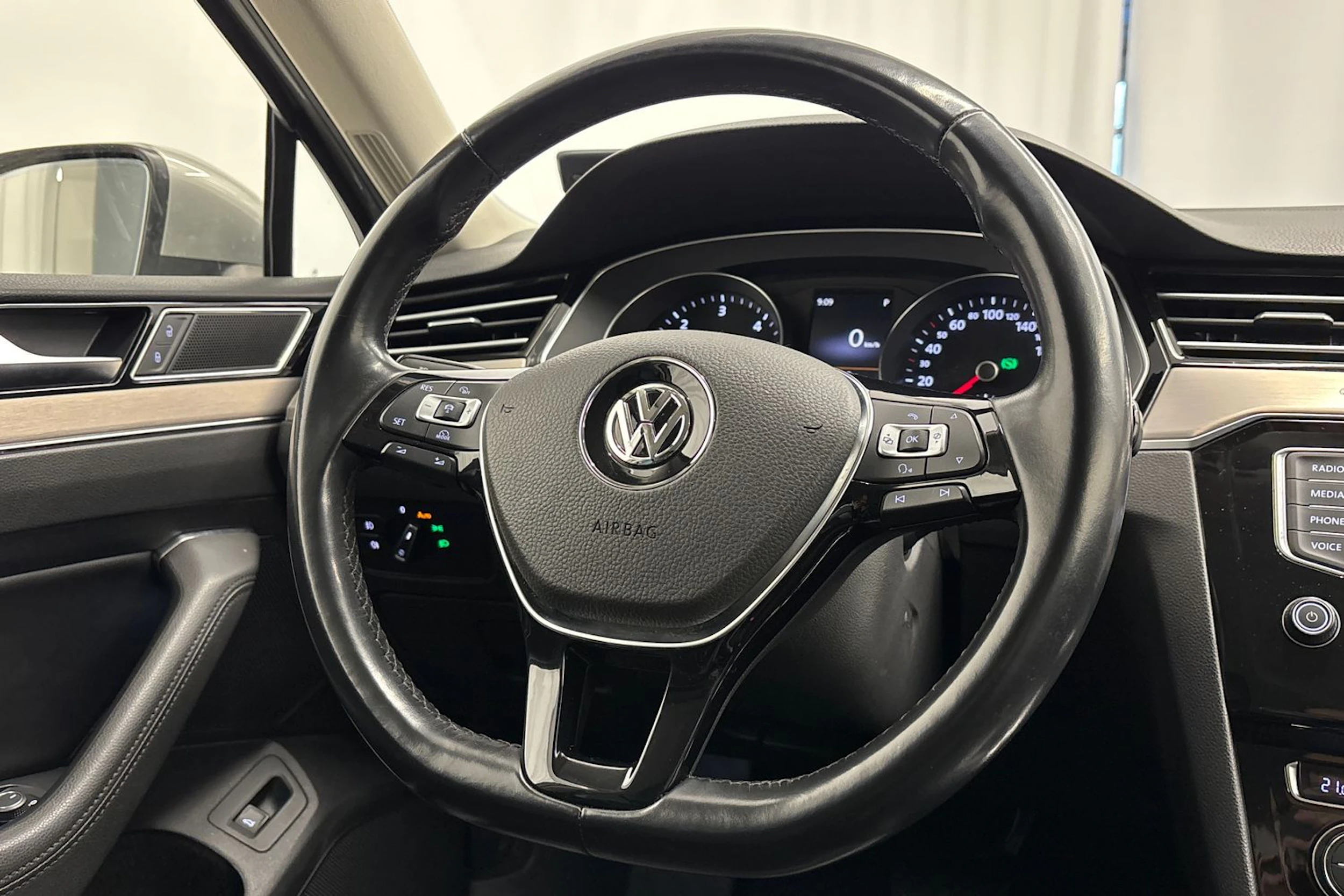 harmaa Volkswagen Passat 2015 kuva 16.