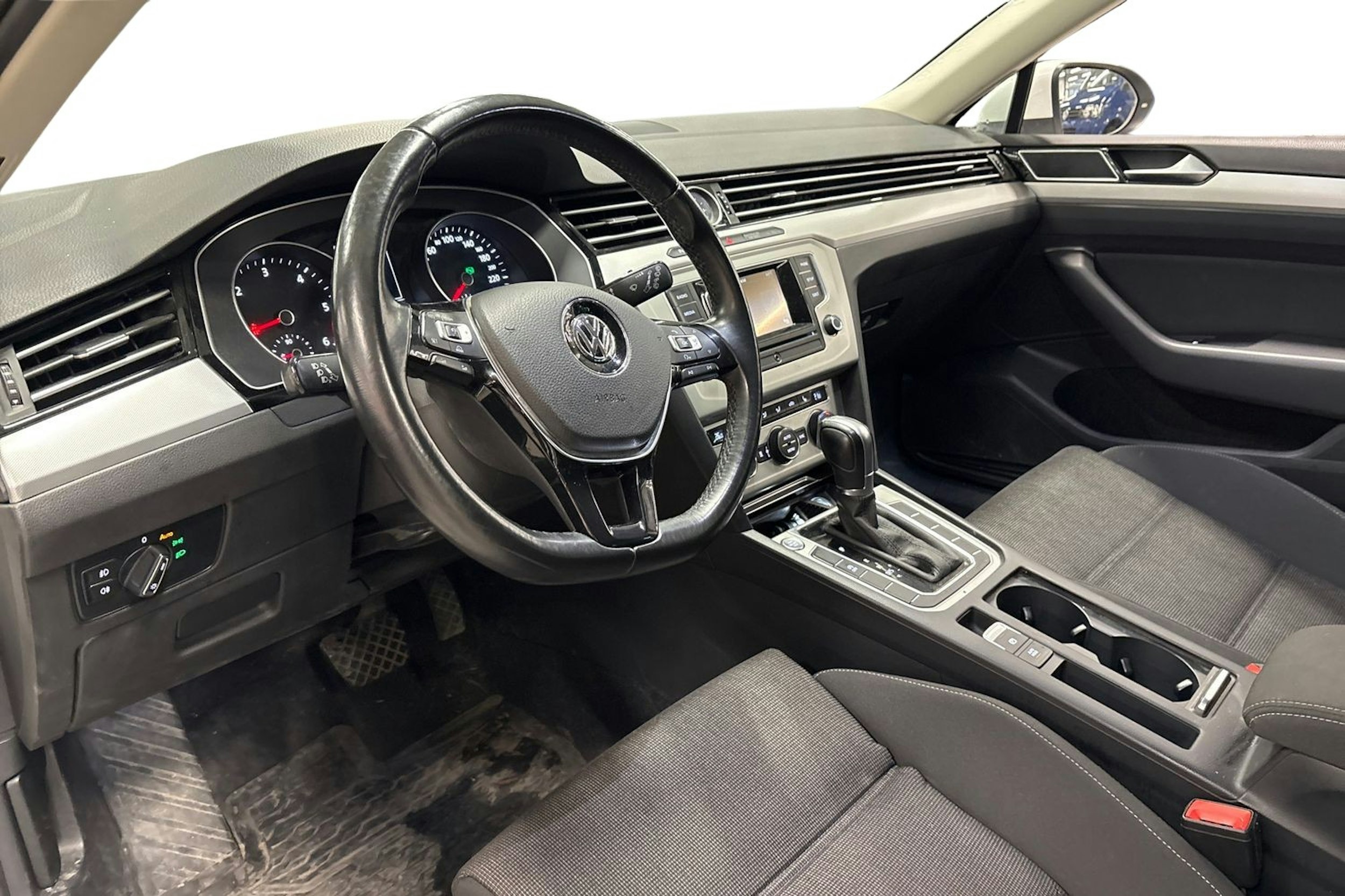 valkoinen Volkswagen Passat 2015 kuva 3.