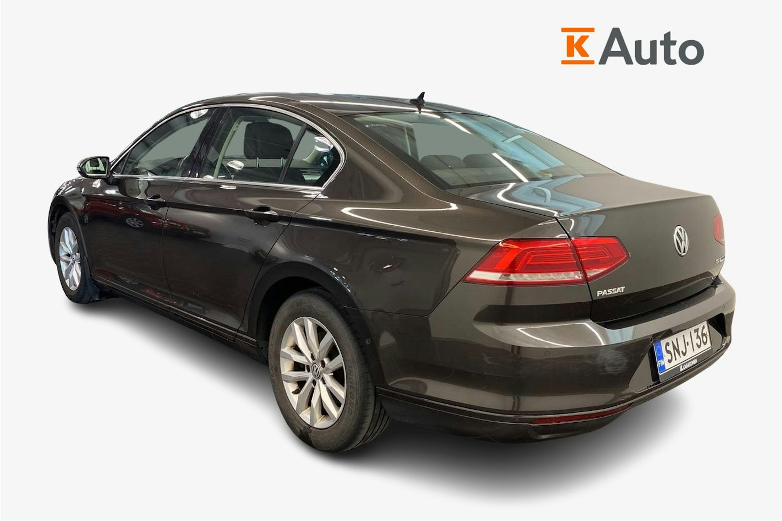 ruskea (beige) Volkswagen Passat 2015 kuva 2.