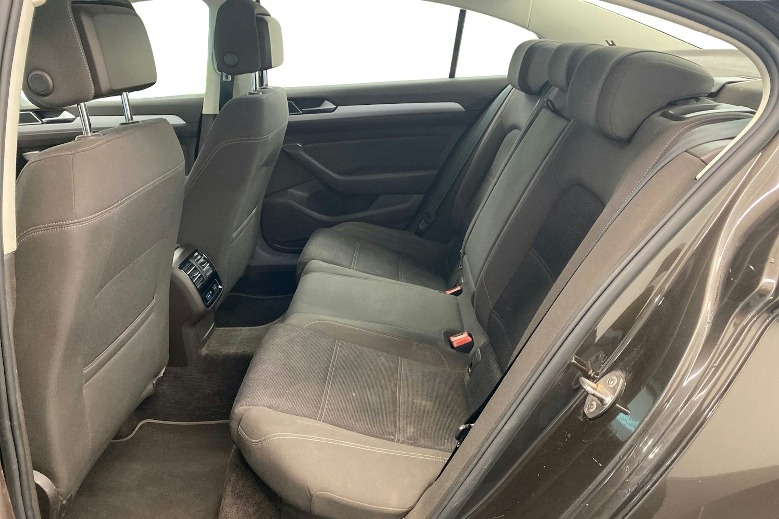 ruskea (beige) Volkswagen Passat 2015 kuva 8.