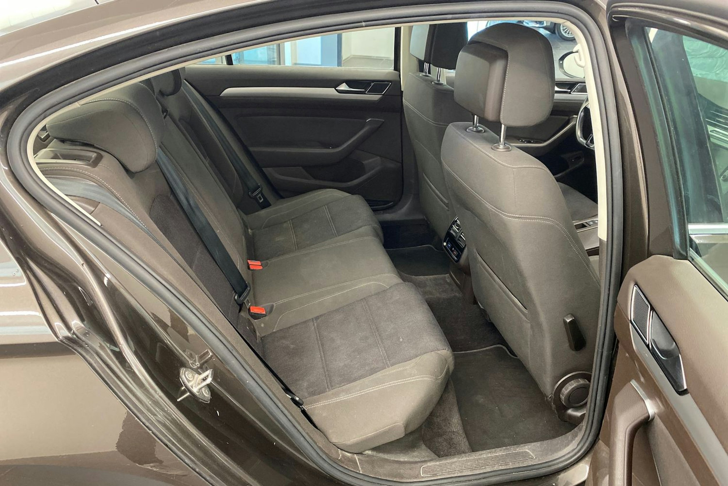 ruskea (beige) Volkswagen Passat 2015 kuva 11.