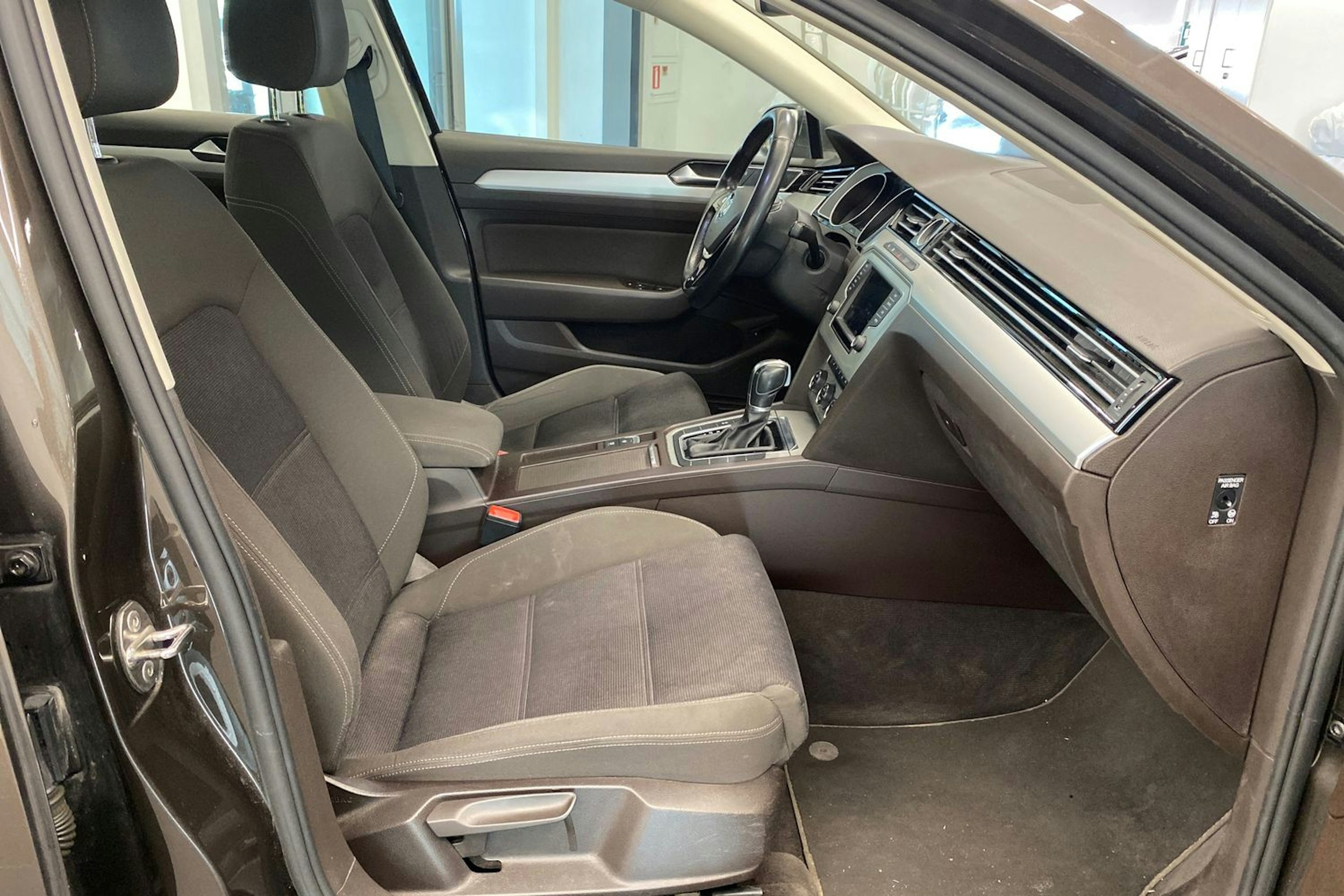 ruskea (beige) Volkswagen Passat 2015 kuva 12.