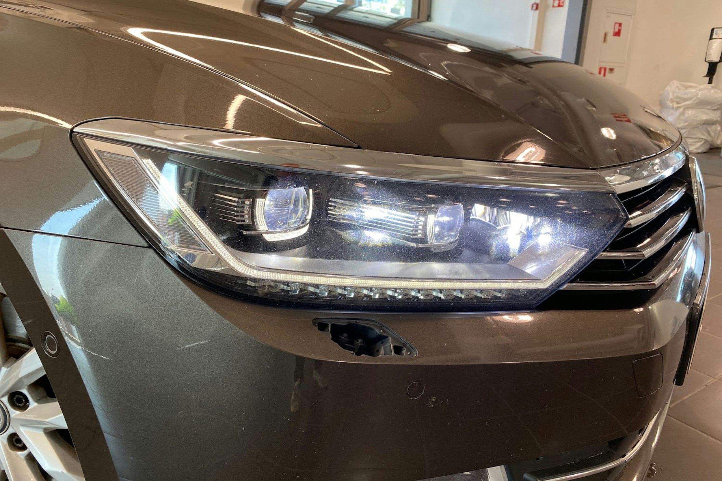 ruskea (beige) Volkswagen Passat 2015 kuva 13.