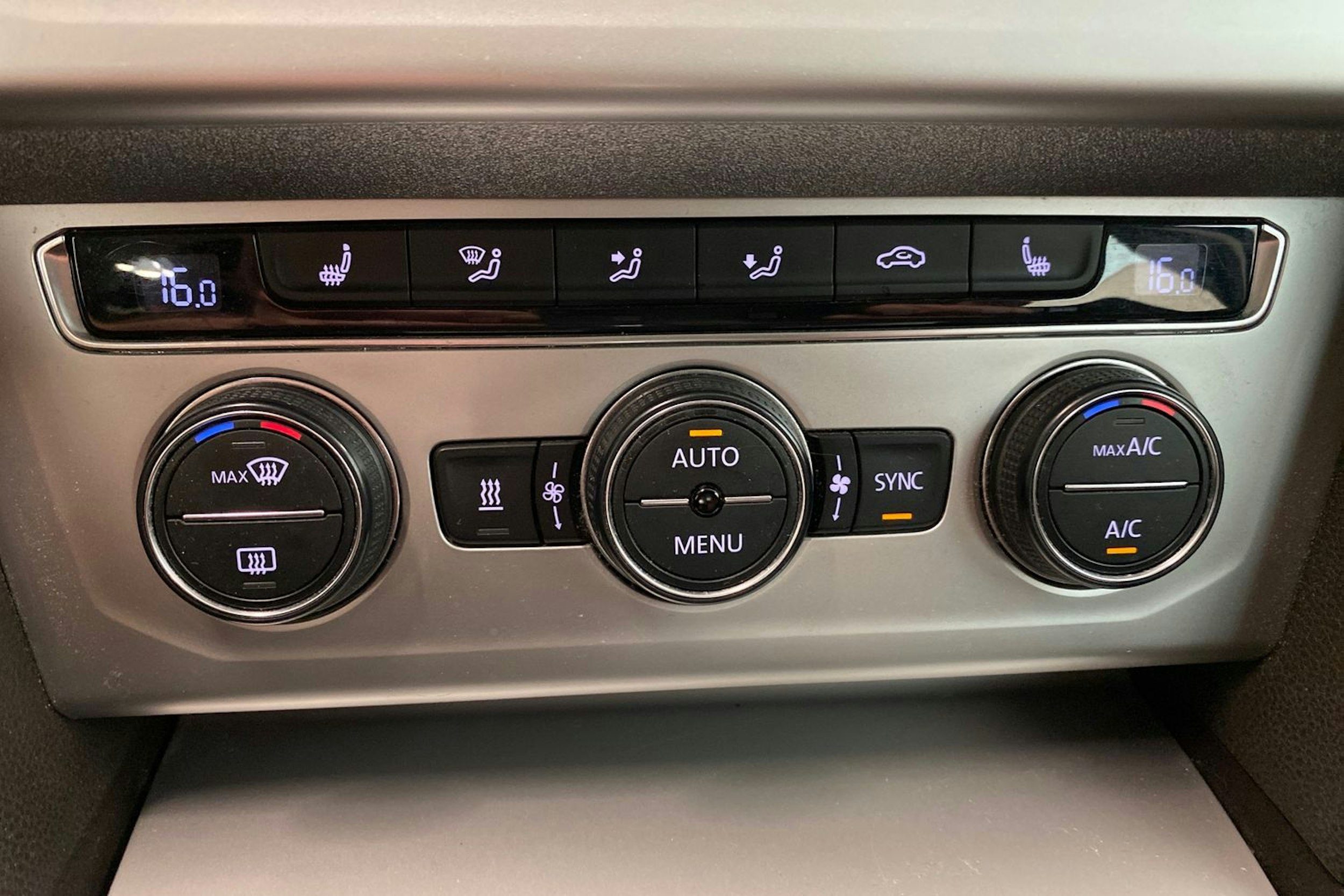 ruskea (beige) Volkswagen Passat 2015 kuva 23.