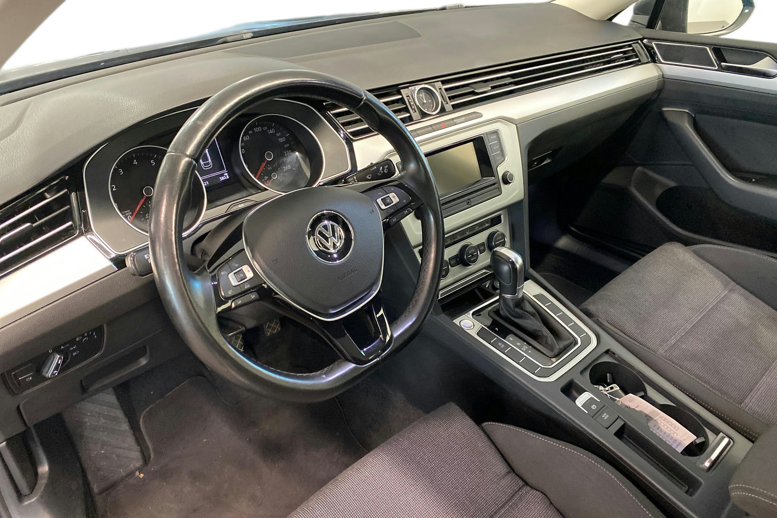 harmaa Volkswagen Passat 2015 kuva 7.