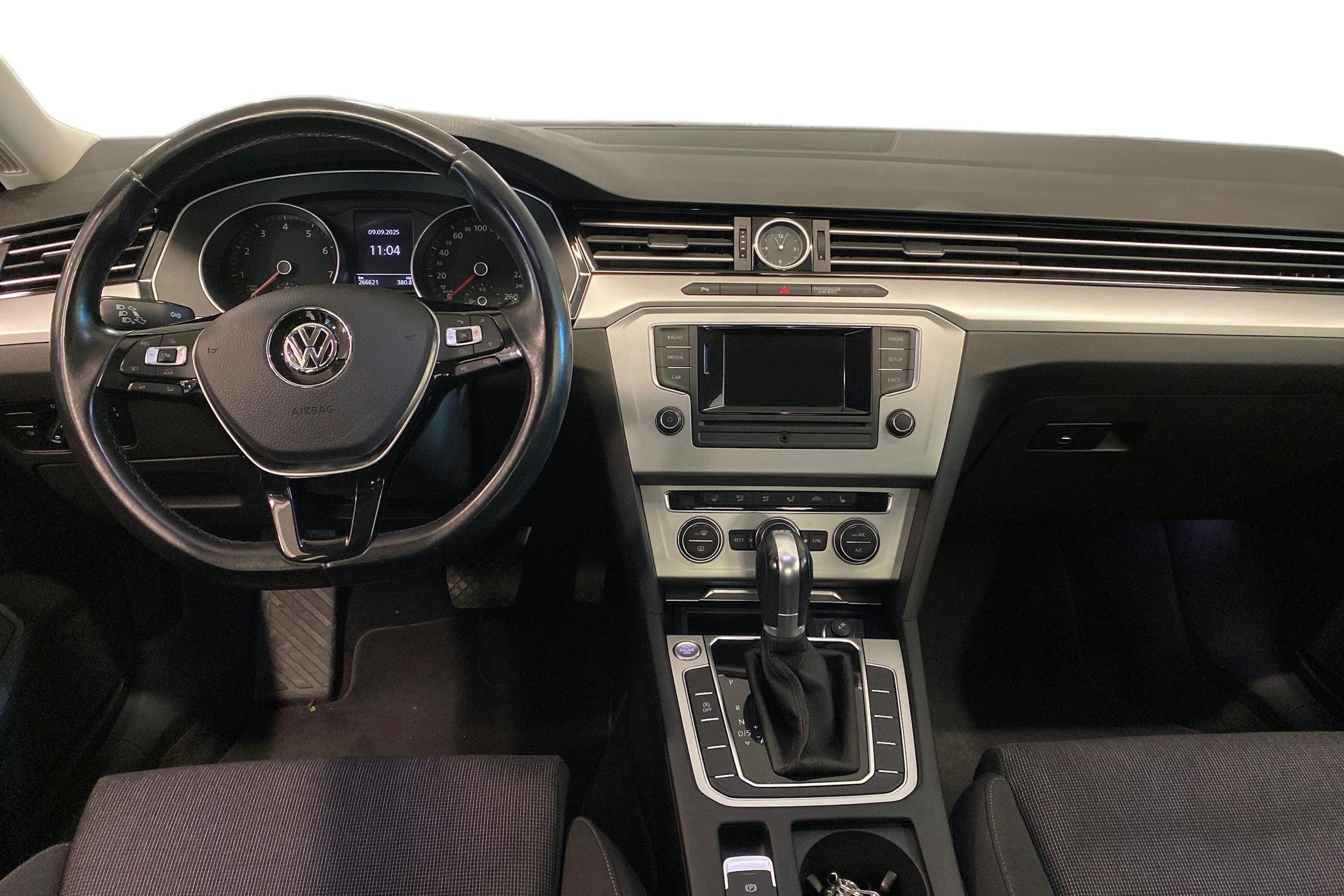 harmaa Volkswagen Passat 2015 kuva 9.
