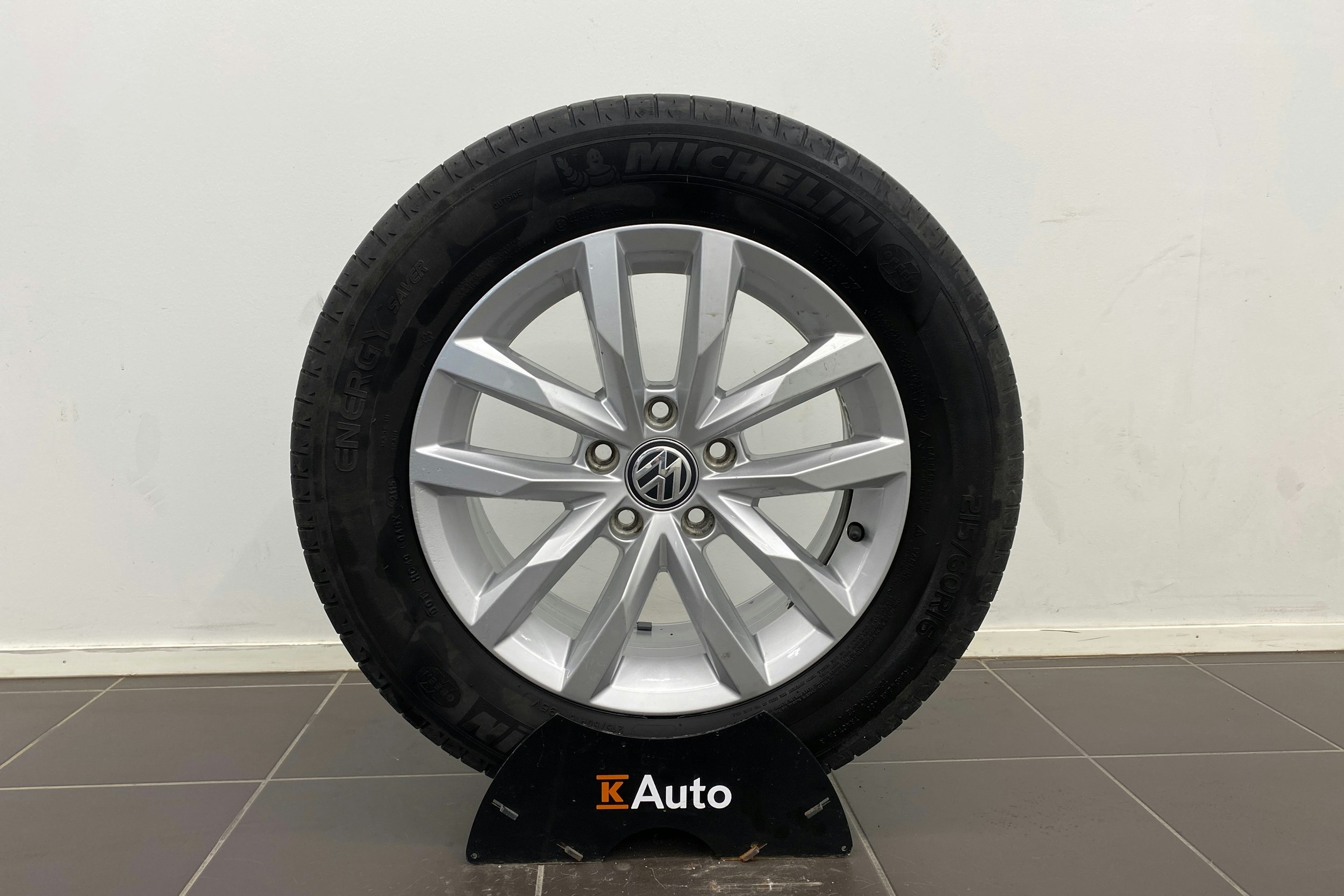harmaa Volkswagen Passat 2015 kuva 13.