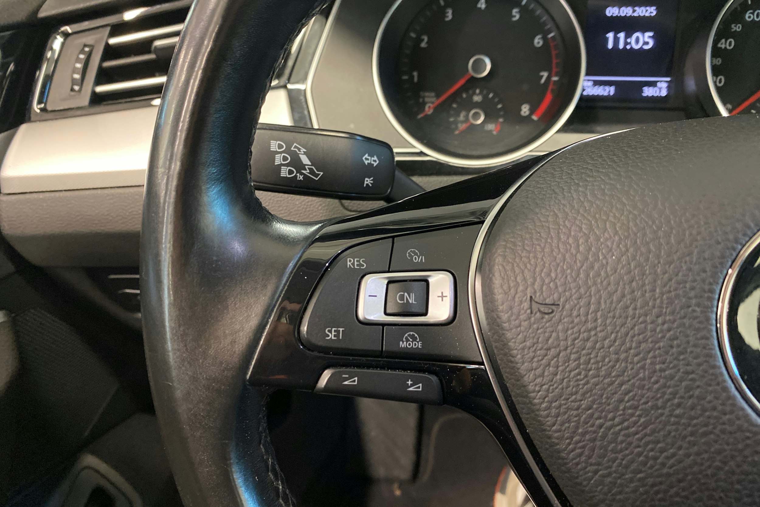 harmaa Volkswagen Passat 2015 kuva 14.