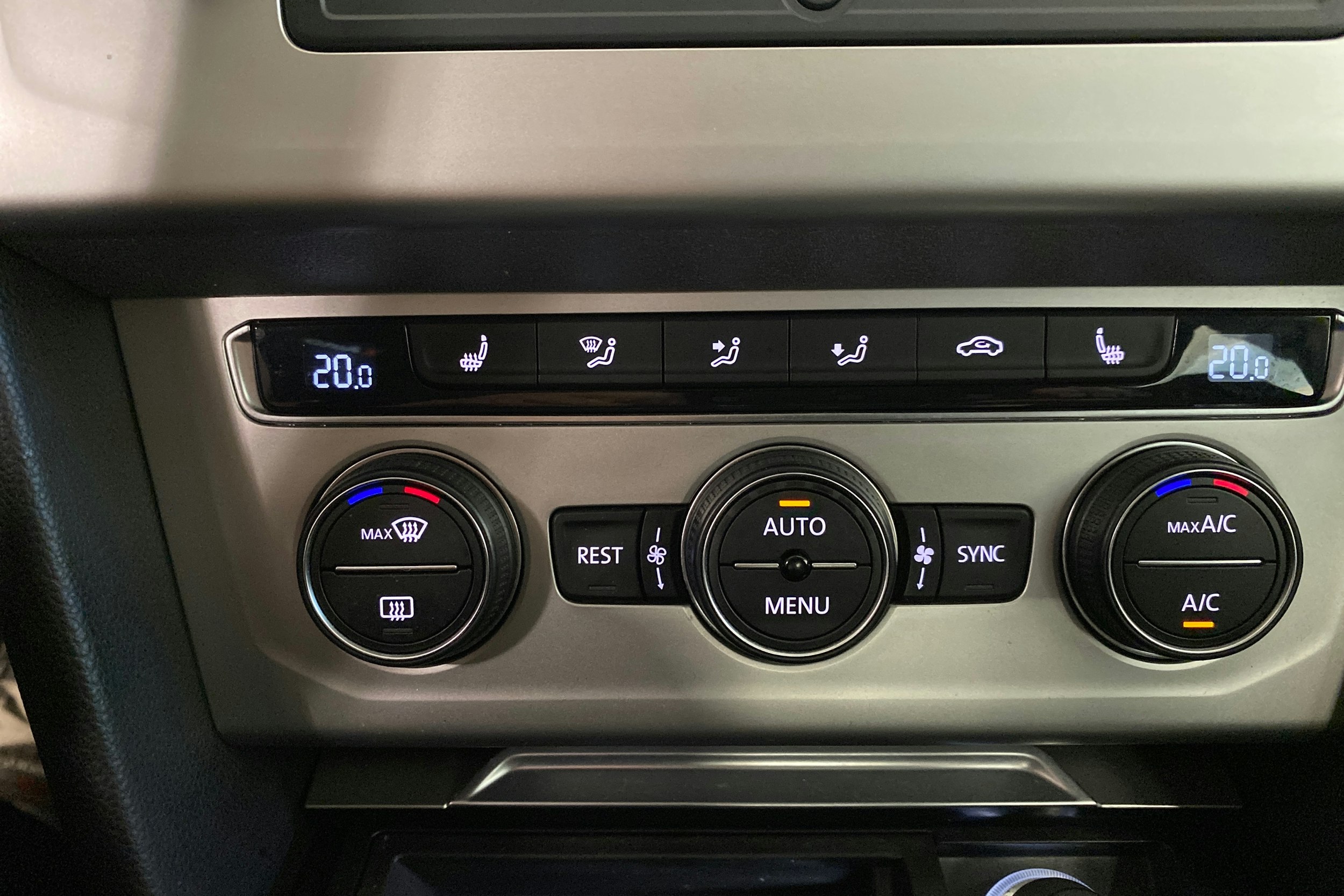 harmaa Volkswagen Passat 2015 kuva 16.